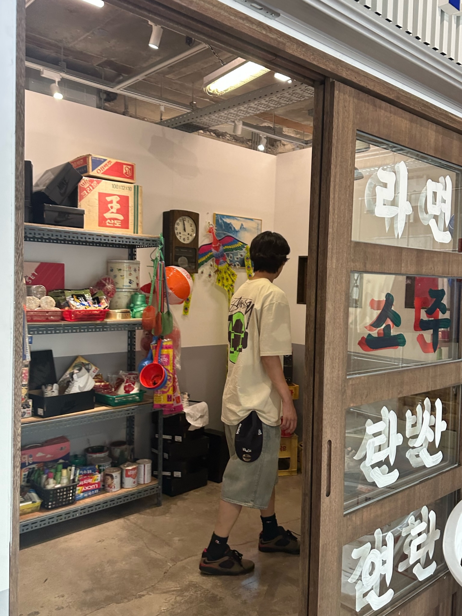 Nike SB Ishod Wair Light Olive, Stussy Skateman T-Shirt Putty 착용 스타일 - 3