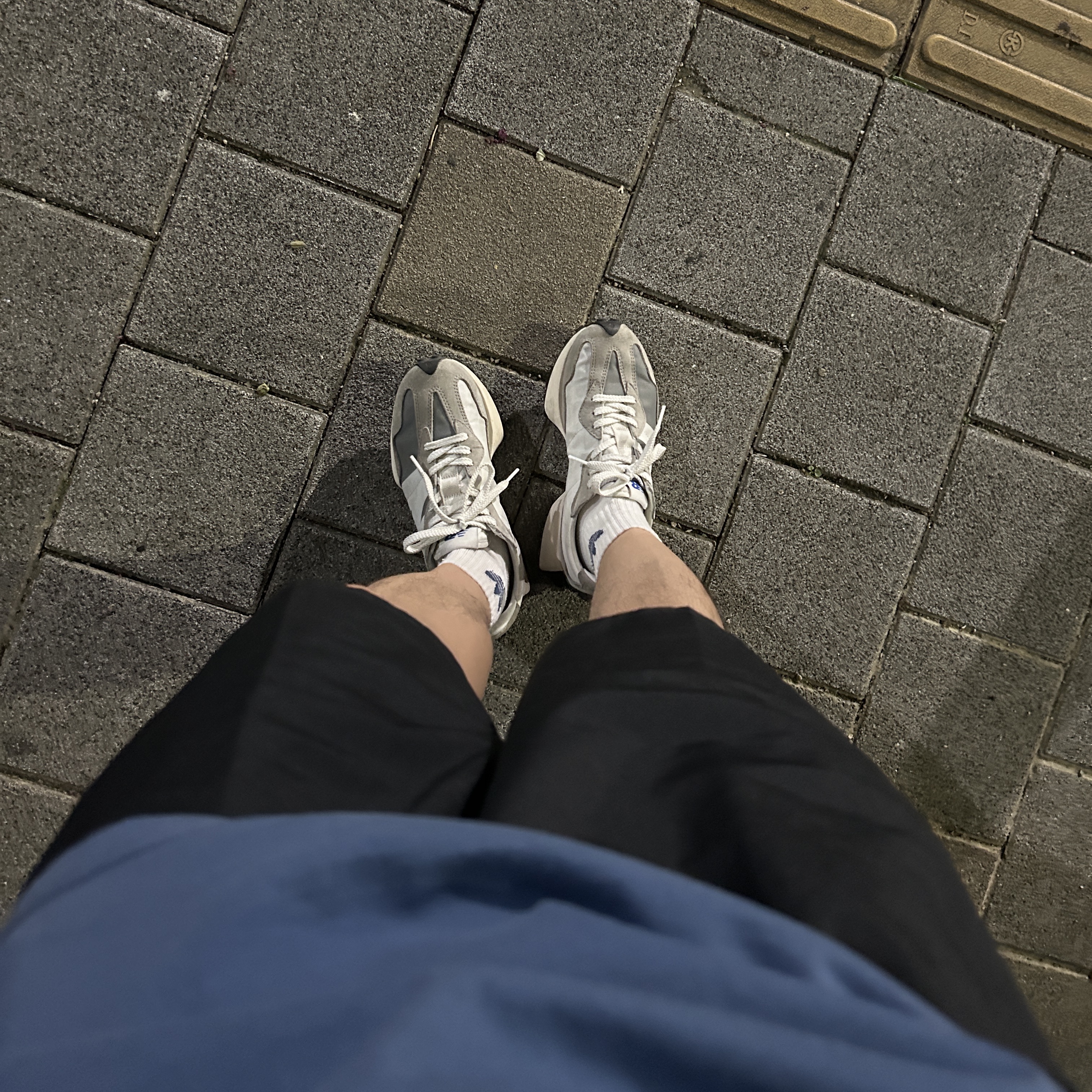 New Balance 327 Grey 착용 스타일
