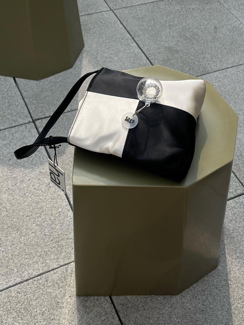 Hai Vera Bag Black Ivory 착용 스타일 - 4