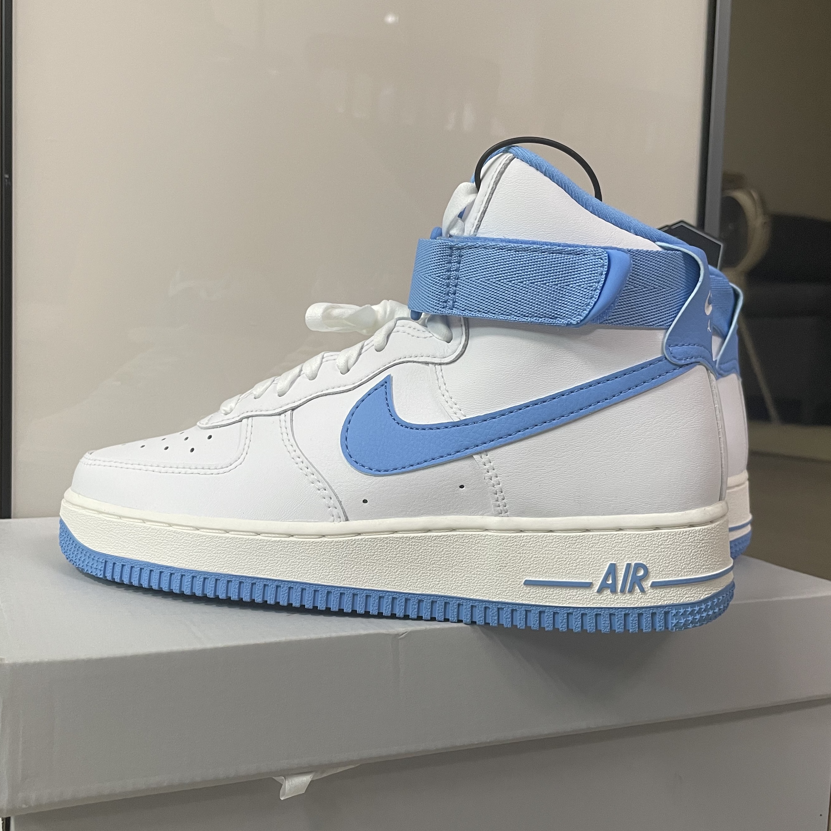 (W) Nike Air Force 1 High OG QS University Blue 착용 스타일 - 3