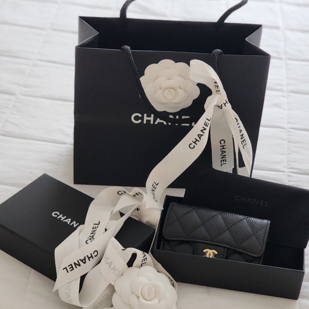 Chanel Classic Card Holder Grained Calfskin & Gold Black 착용 스타일 - 1