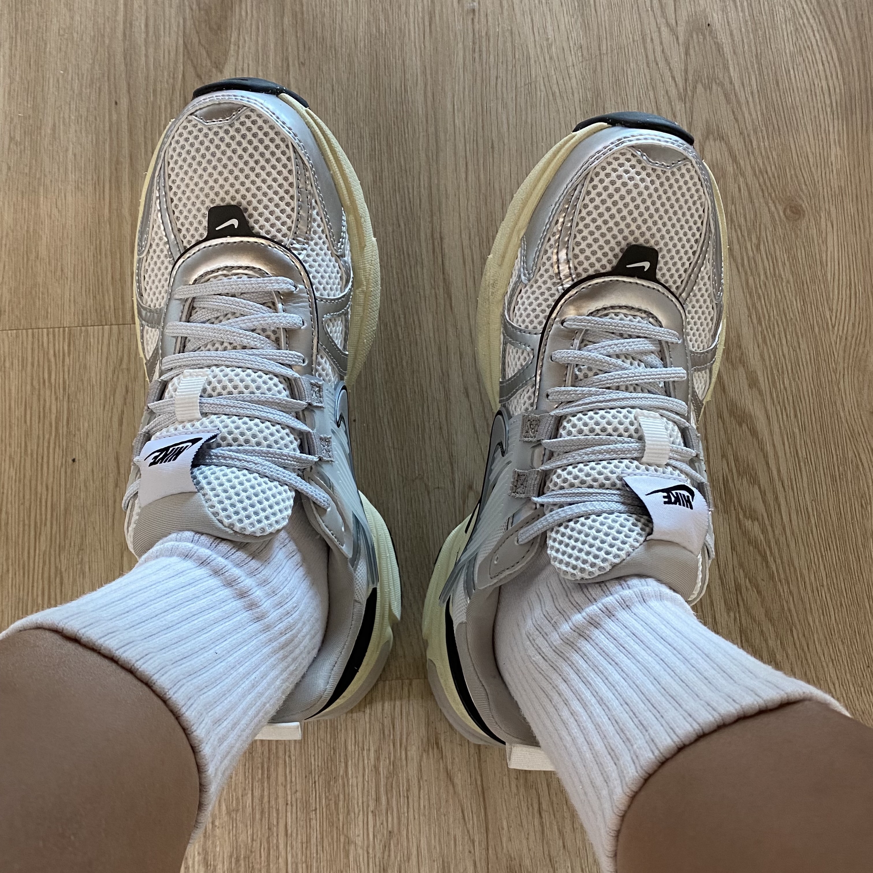 Nike V2K Run Summit White Metallic Silver 착용 스타일 - 2