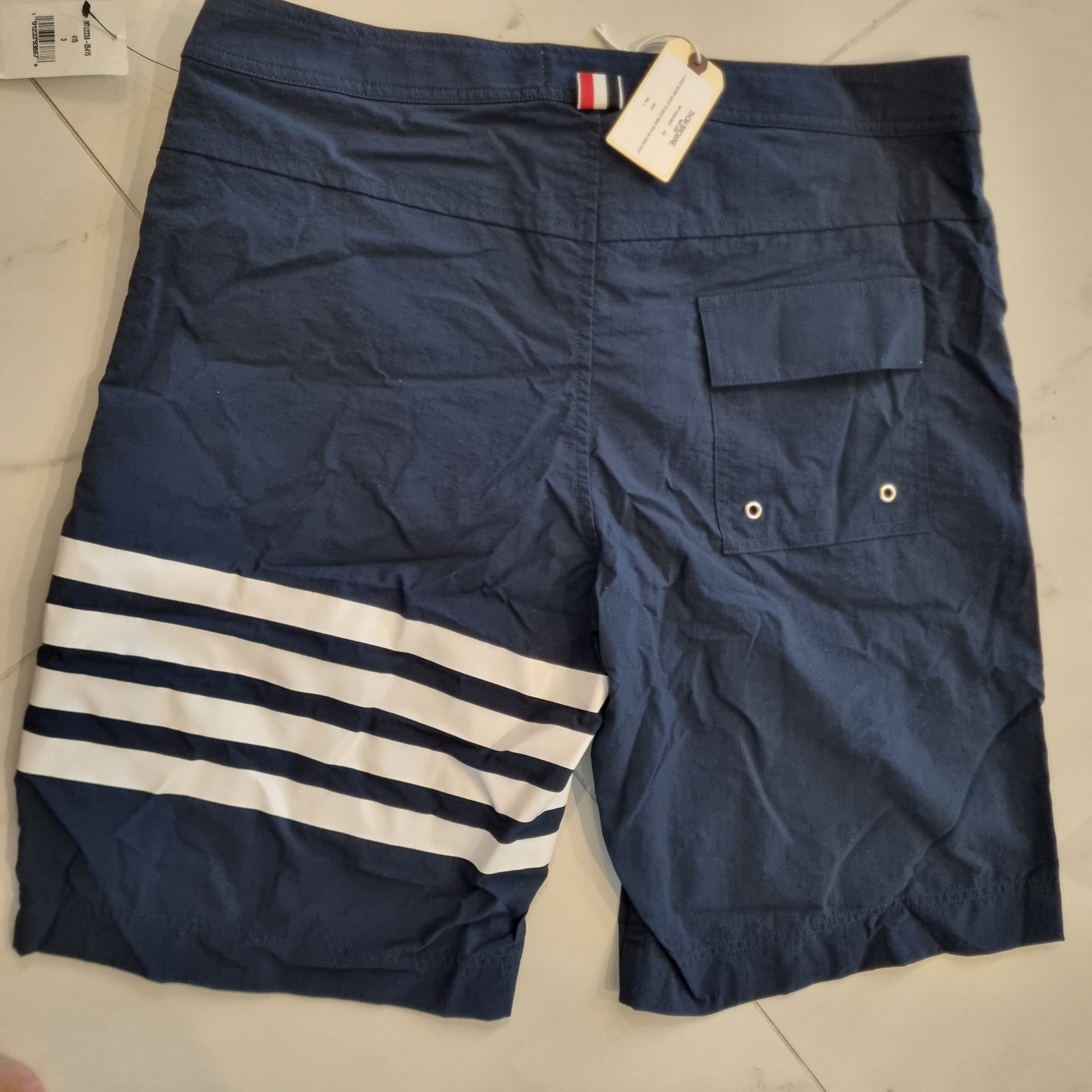 Thom Browne Solid Swim Tech 4-Bar Board Shorts Navy 착용 스타일 - 2