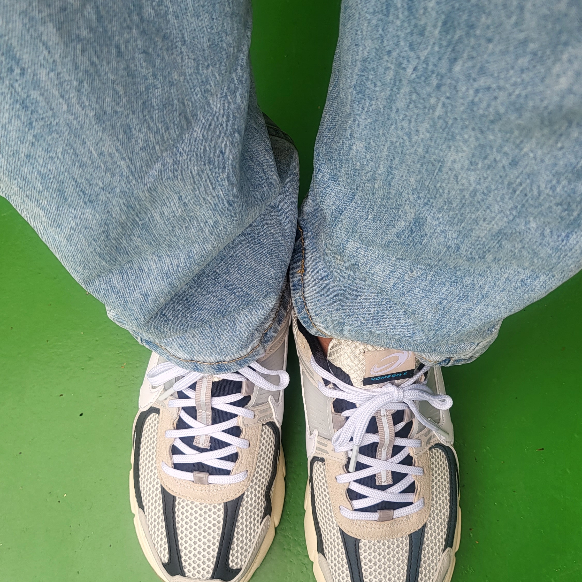 Nike Zoom Vomero 5 Light Bone and Black 착용 스타일 - 1