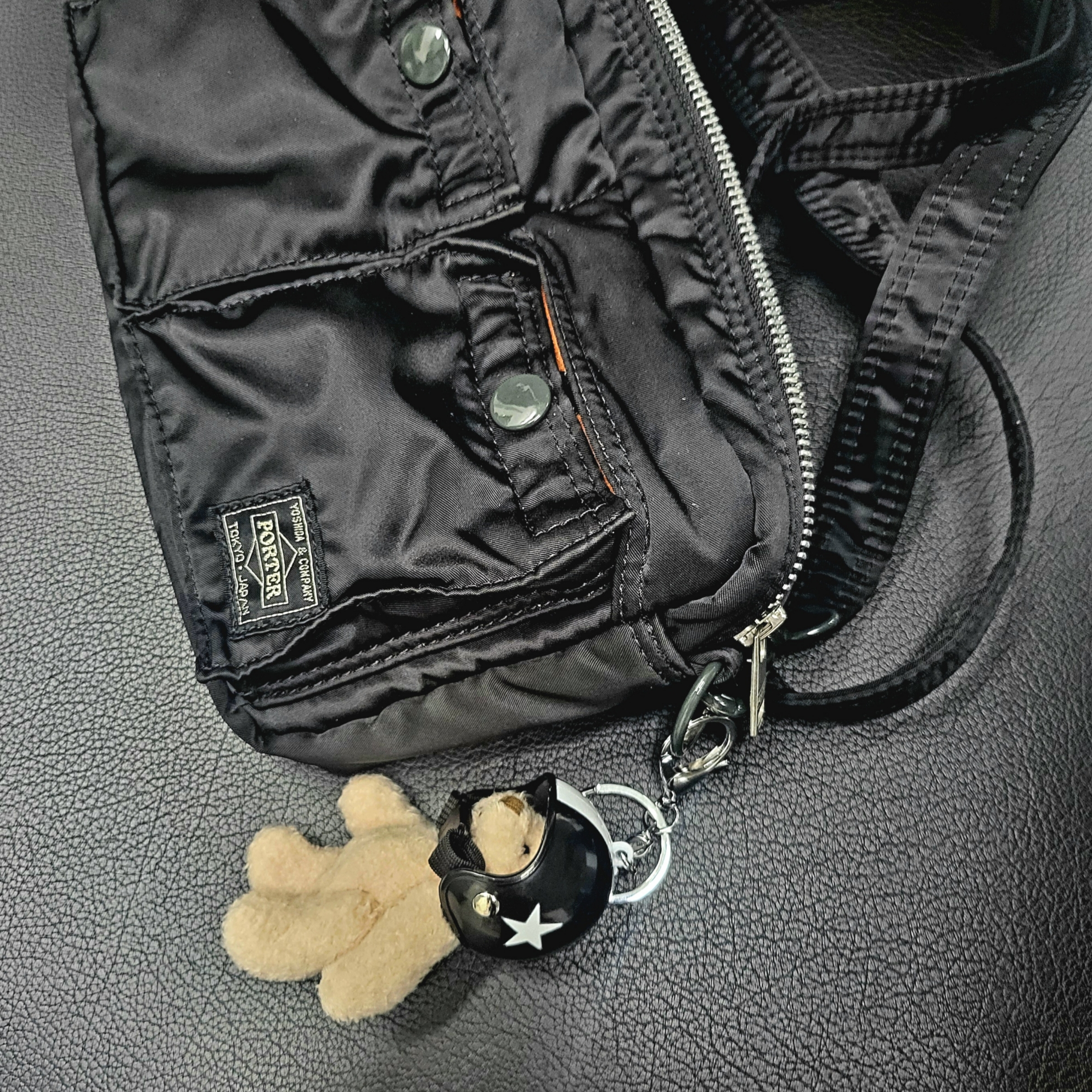 Porter Tanker Shoulder Bag S Black 착용 스타일