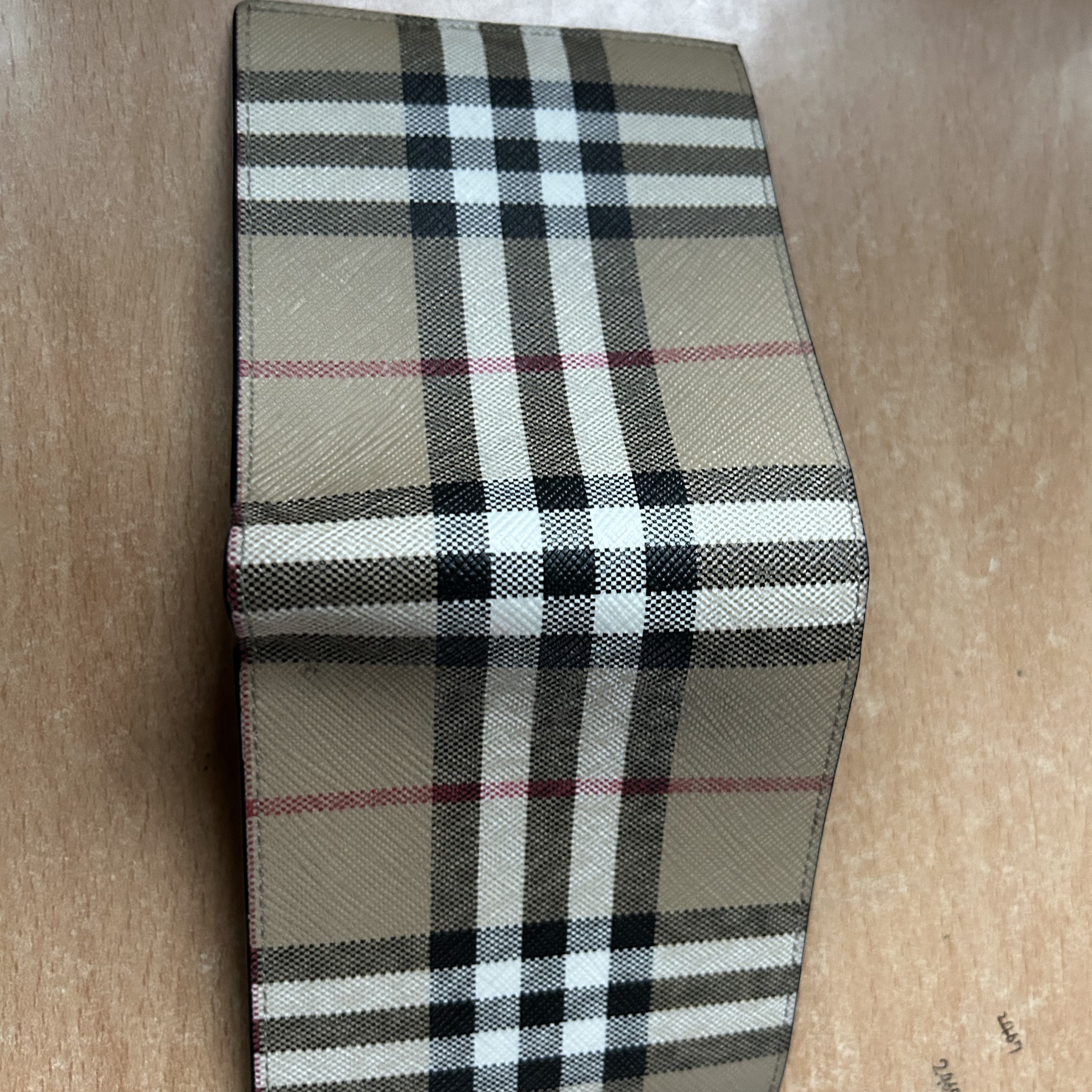 Burberry Vintage Check Bifold Wallet Archive Beige 착용 스타일 - 3