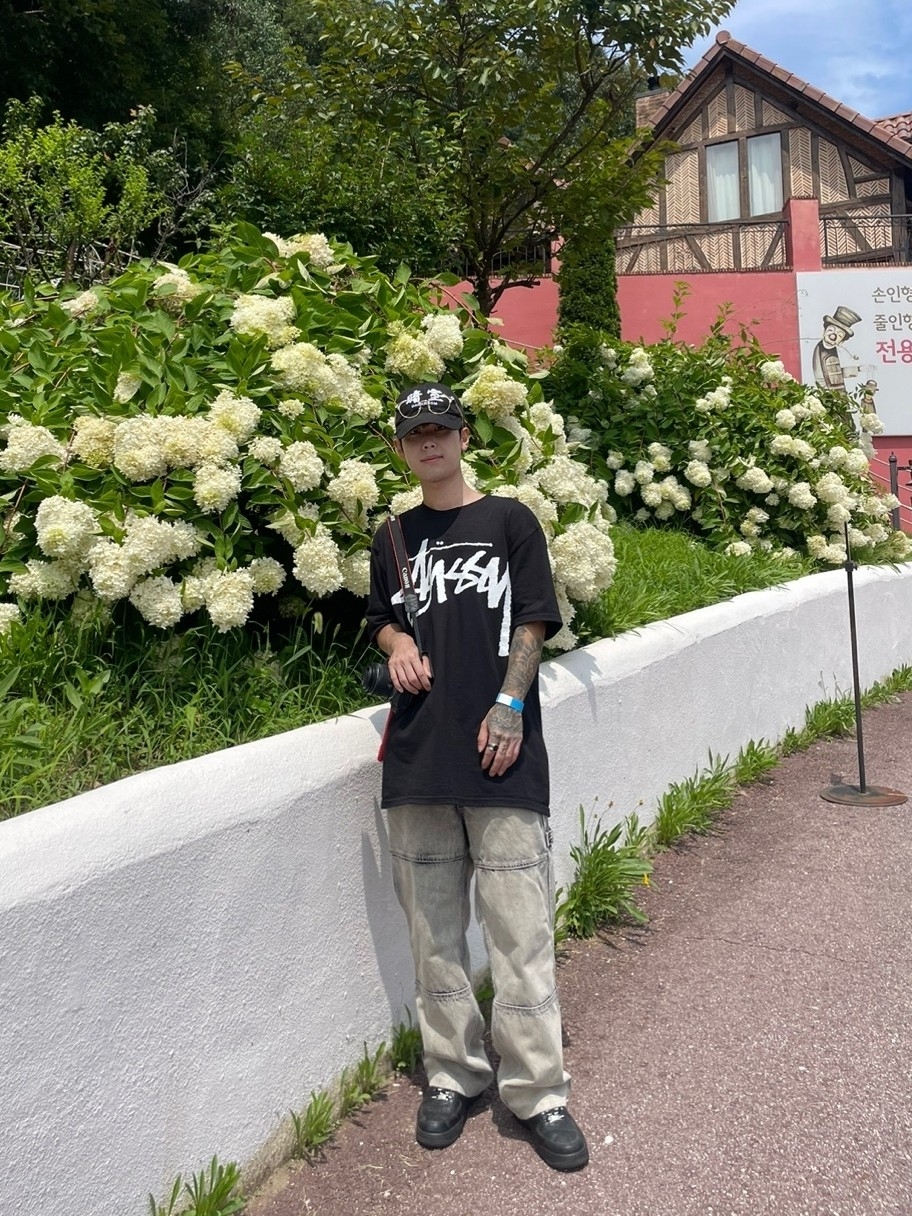 Nike x Supreme Air Force 1 Low Black, Stussy Big Stock T-Shirt Black 착용 스타일 - 2