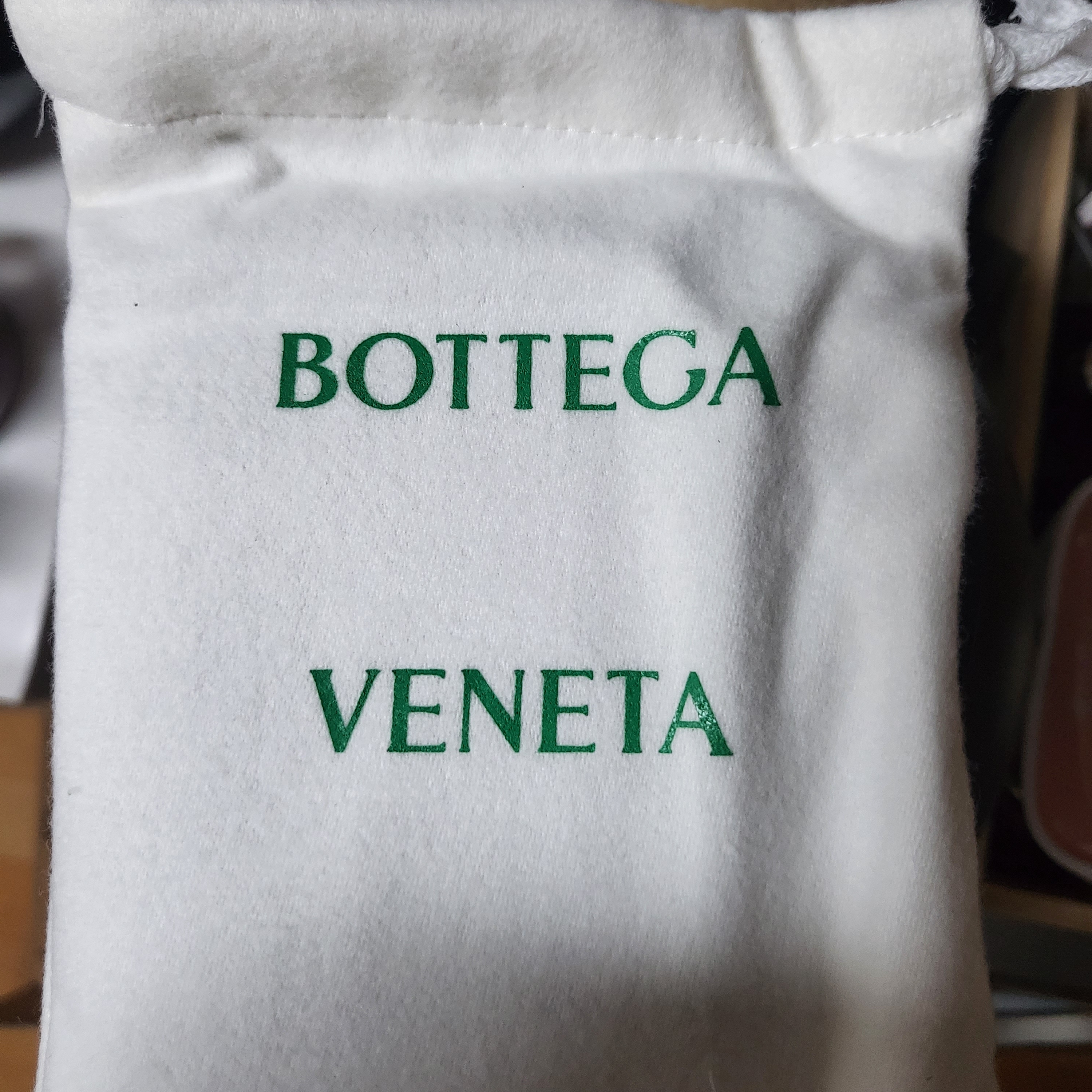 Bottega Veneta Flap Card Case Black 착용 스타일 - 1