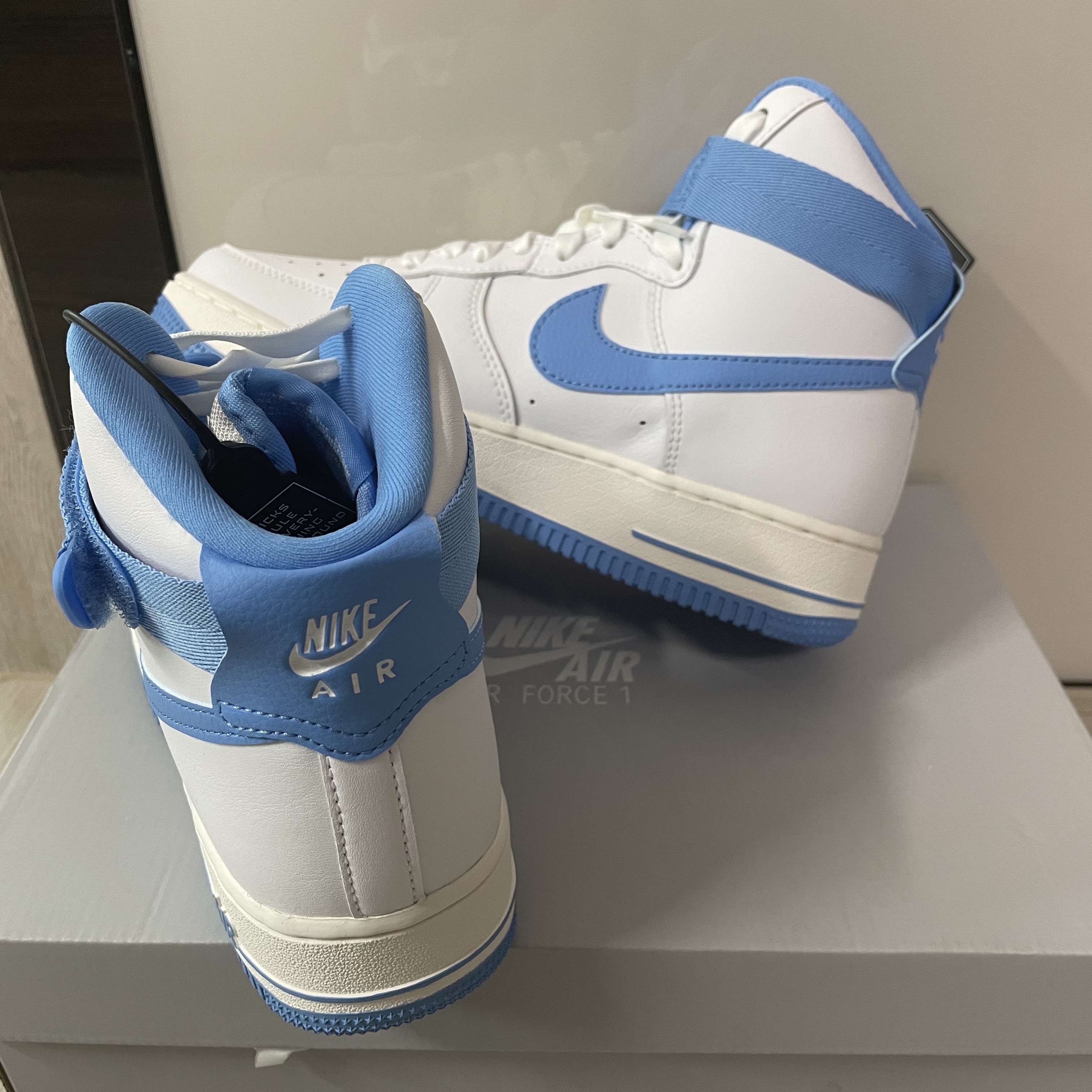 (W) Nike Air Force 1 High OG QS University Blue 착용 스타일 - 2