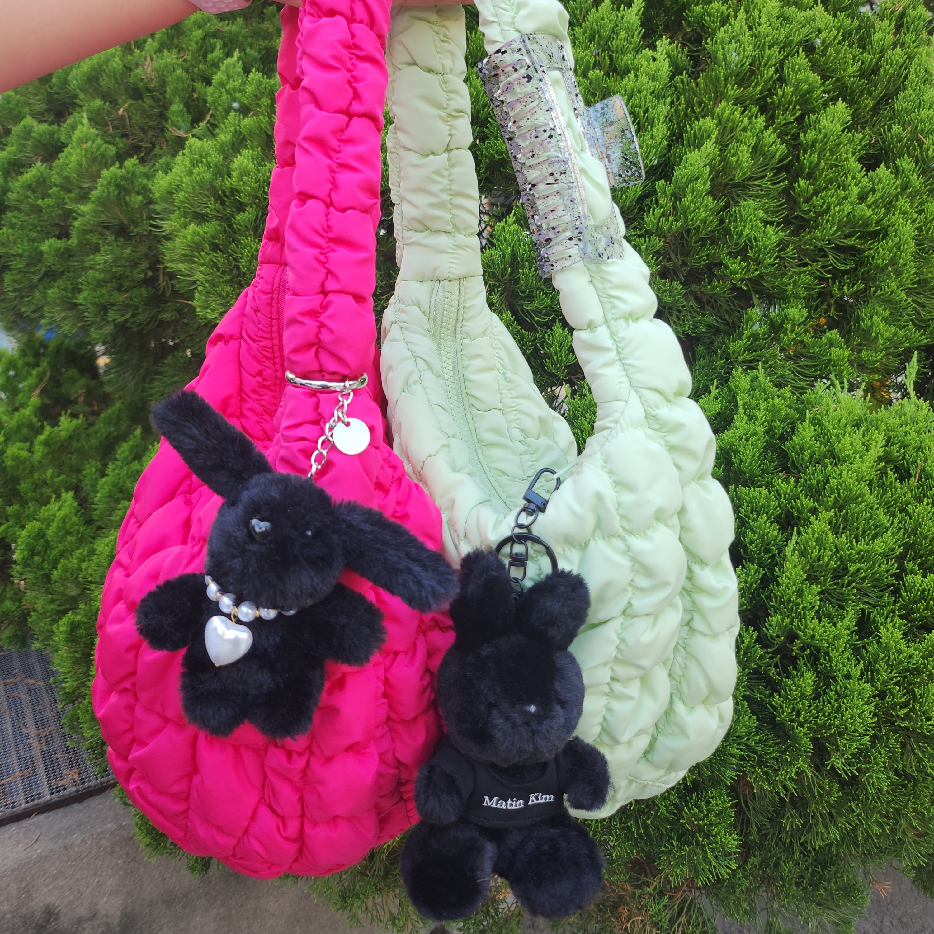 COS Quilted Mini Bag Green, Matin Kim Black Bunny Toy Keyring Black 착용 스타일