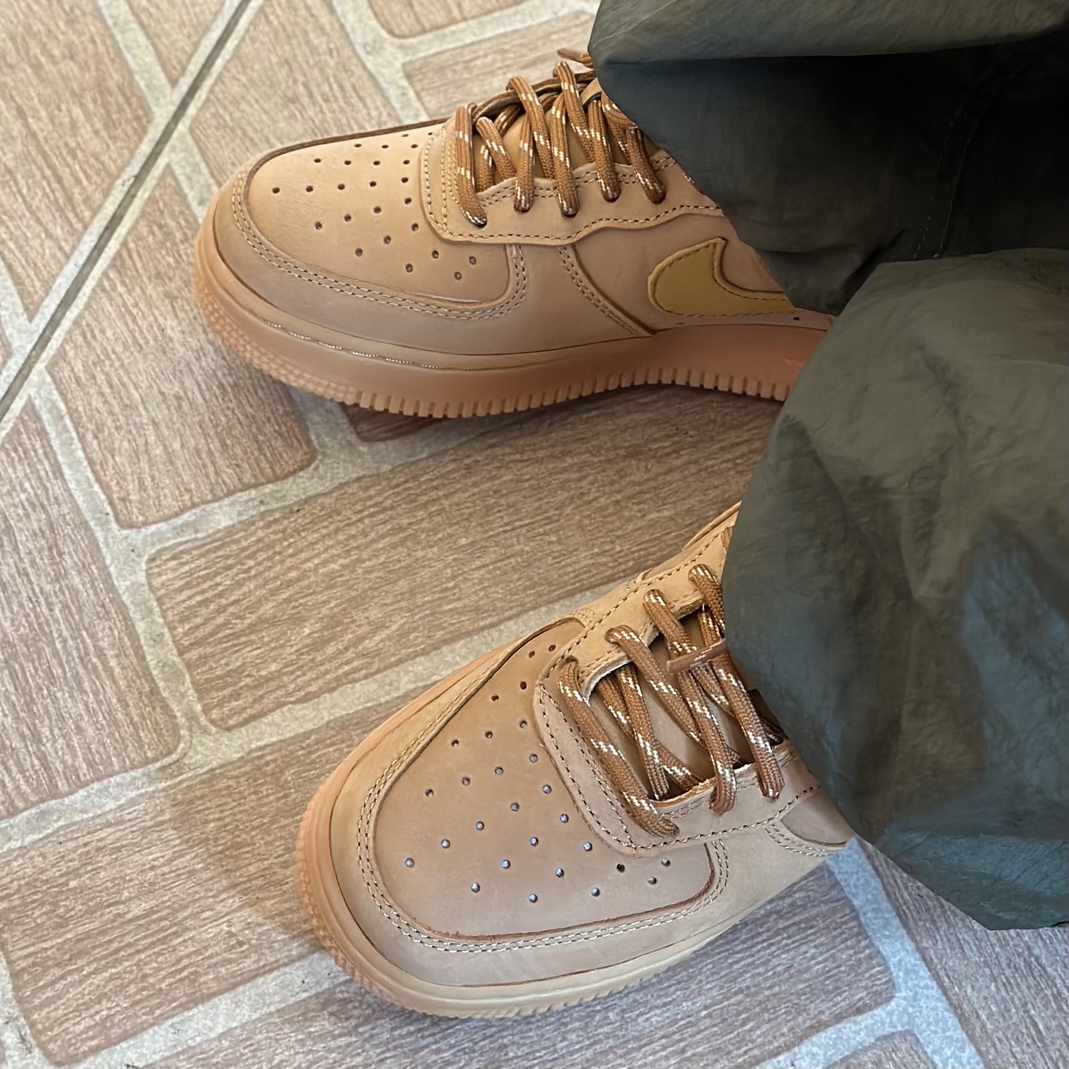 Nike Air Force 1 '07 WB Flax 착용 스타일