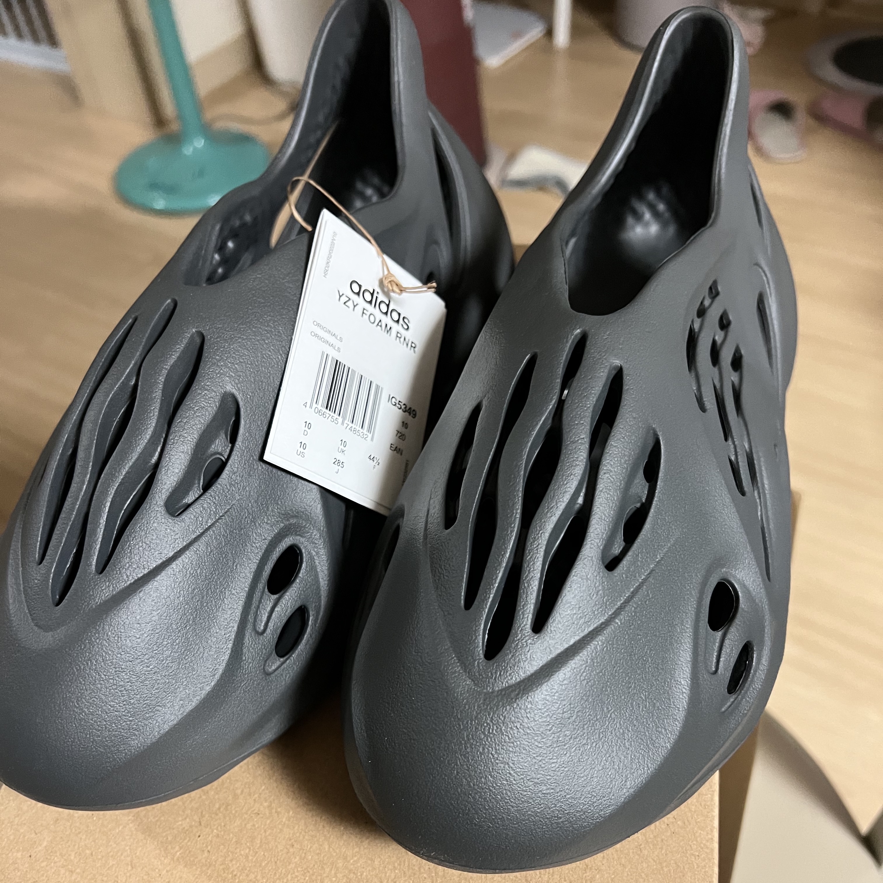 Adidas Yeezy Foam RNNR Carbon 착용 스타일
