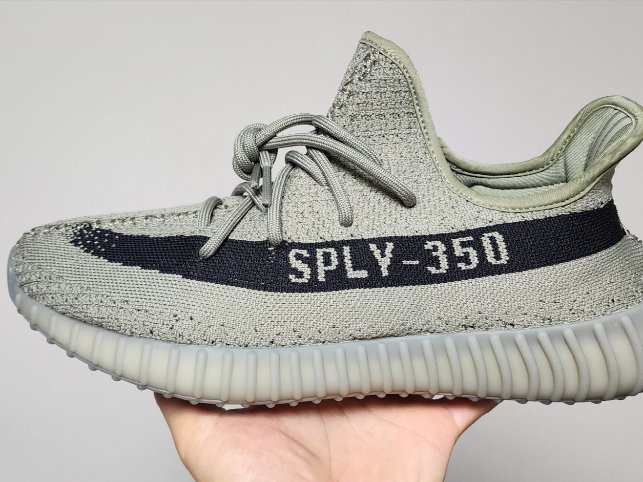Adidas Yeezy Boost 350 V2 Granite Core Black 착용 스타일