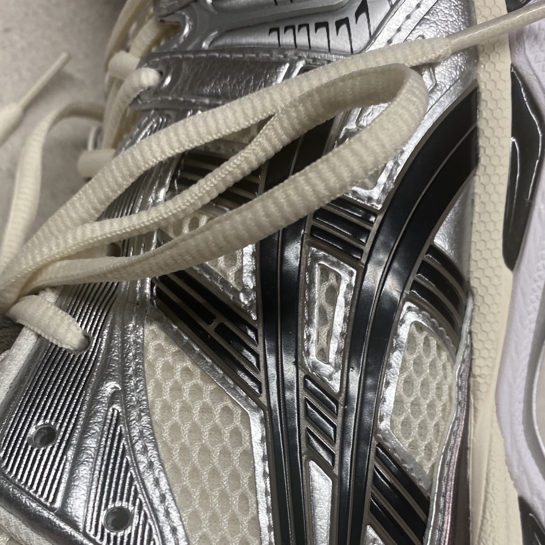 Asics Gel-Kayano 14 Cream Black 착용 스타일 - 3