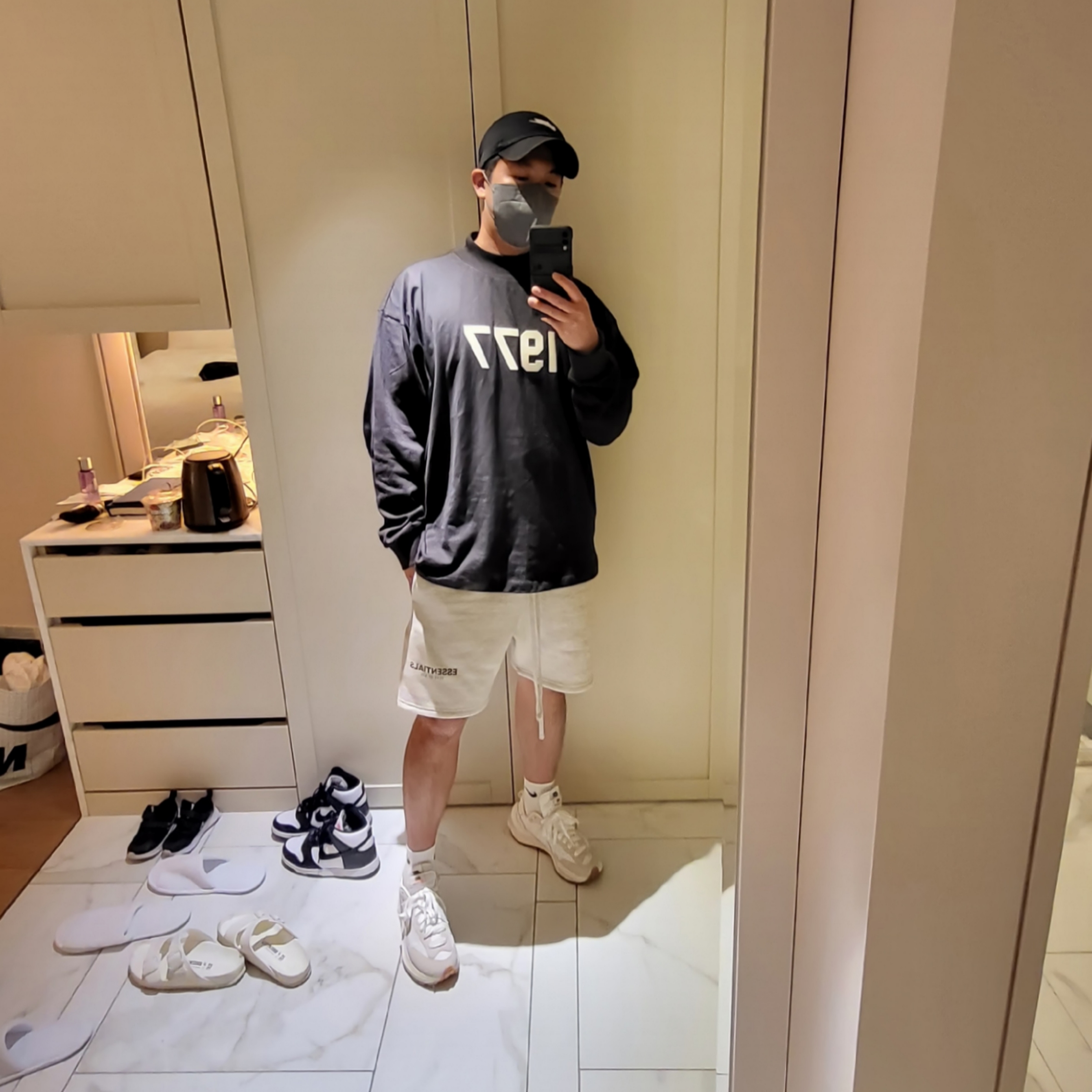 Nike x Sacai VaporWaffle White and Gum, Essentials The Core Collection Sweatshorts Oatmeal 착용 스타일 - 1