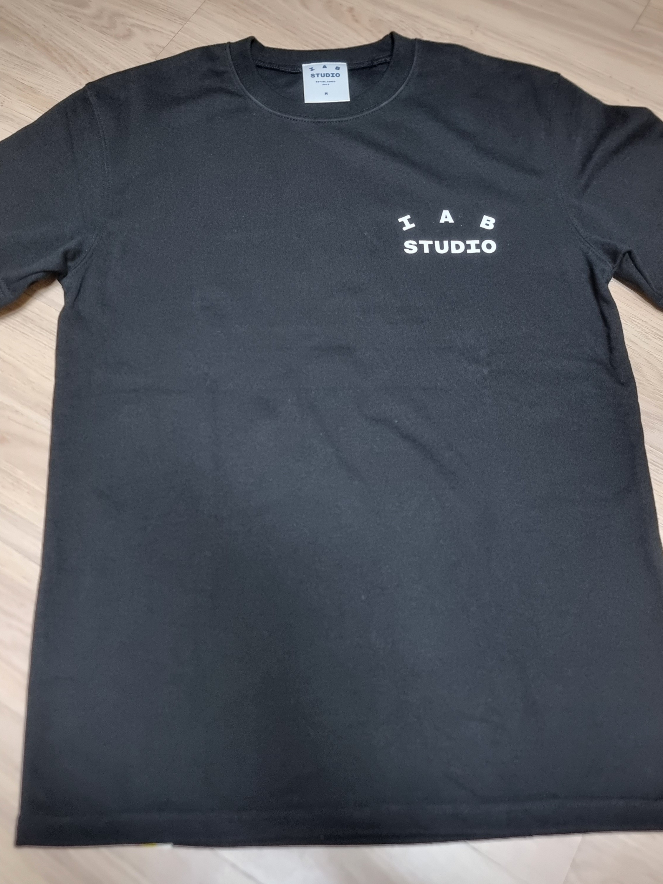 IAB Studio 10th Anniversary T-Shirts Pack White & Black (2 Pack) 착용 스타일 - 1