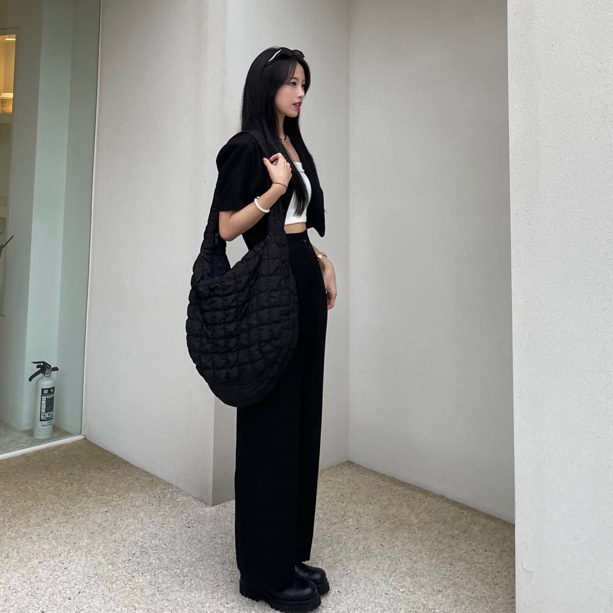 COS Quilted Oversized Shoulder Bag Black 착용 스타일 - 1