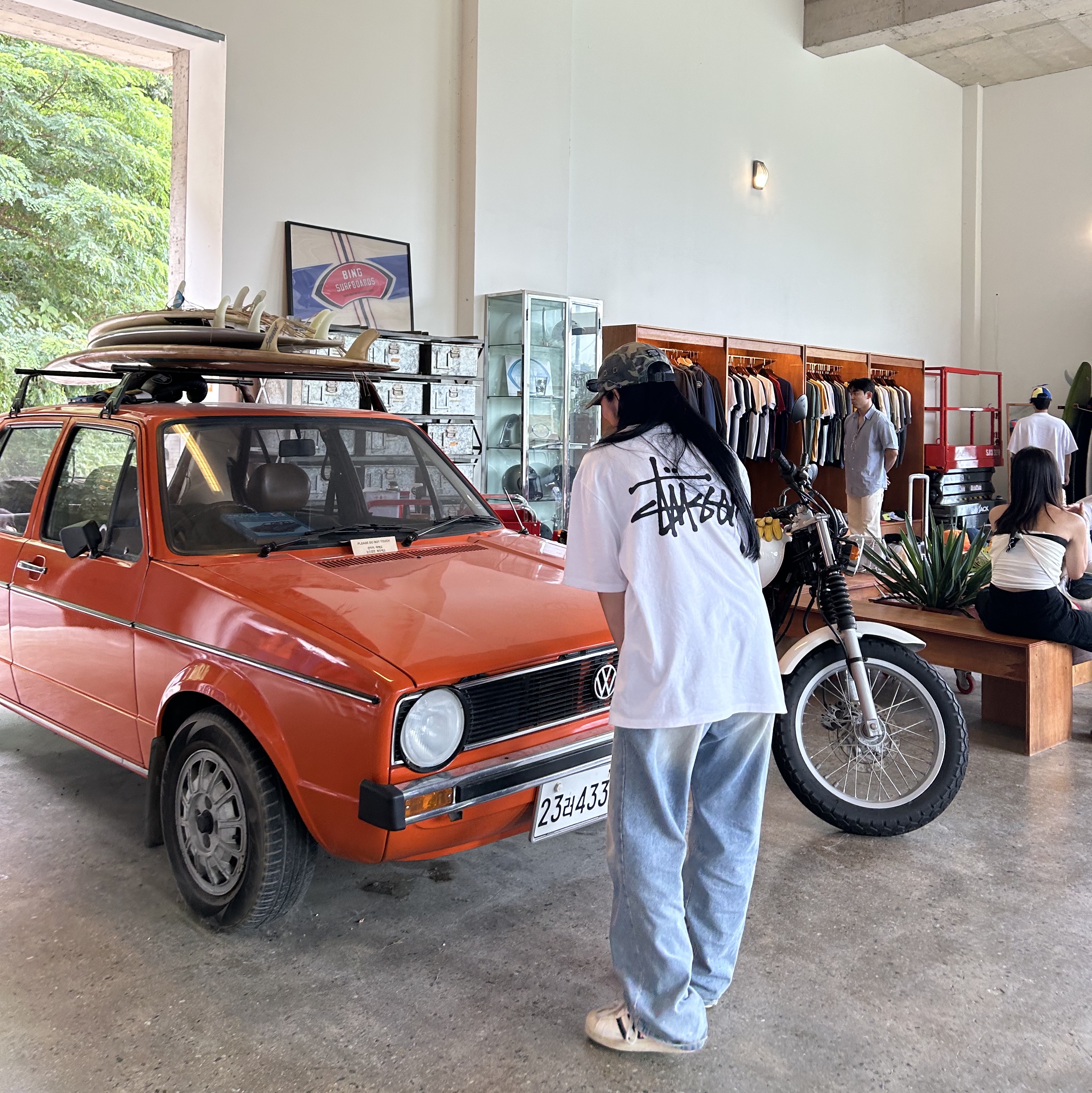 Stussy Basic Stussy T-Shirt White 2023, Adidas x Andre Saraiva Superstar Cream White Core Black 착용 스타일 - 4
