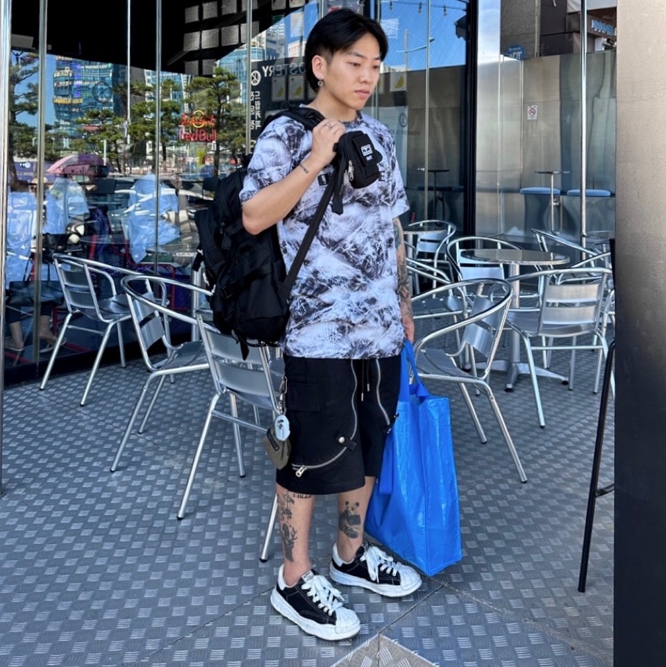 Maison Mihara Yasuhiro Blakey OG Sole Canvas Low-top Sneakers Black White 착용 스타일 - 1