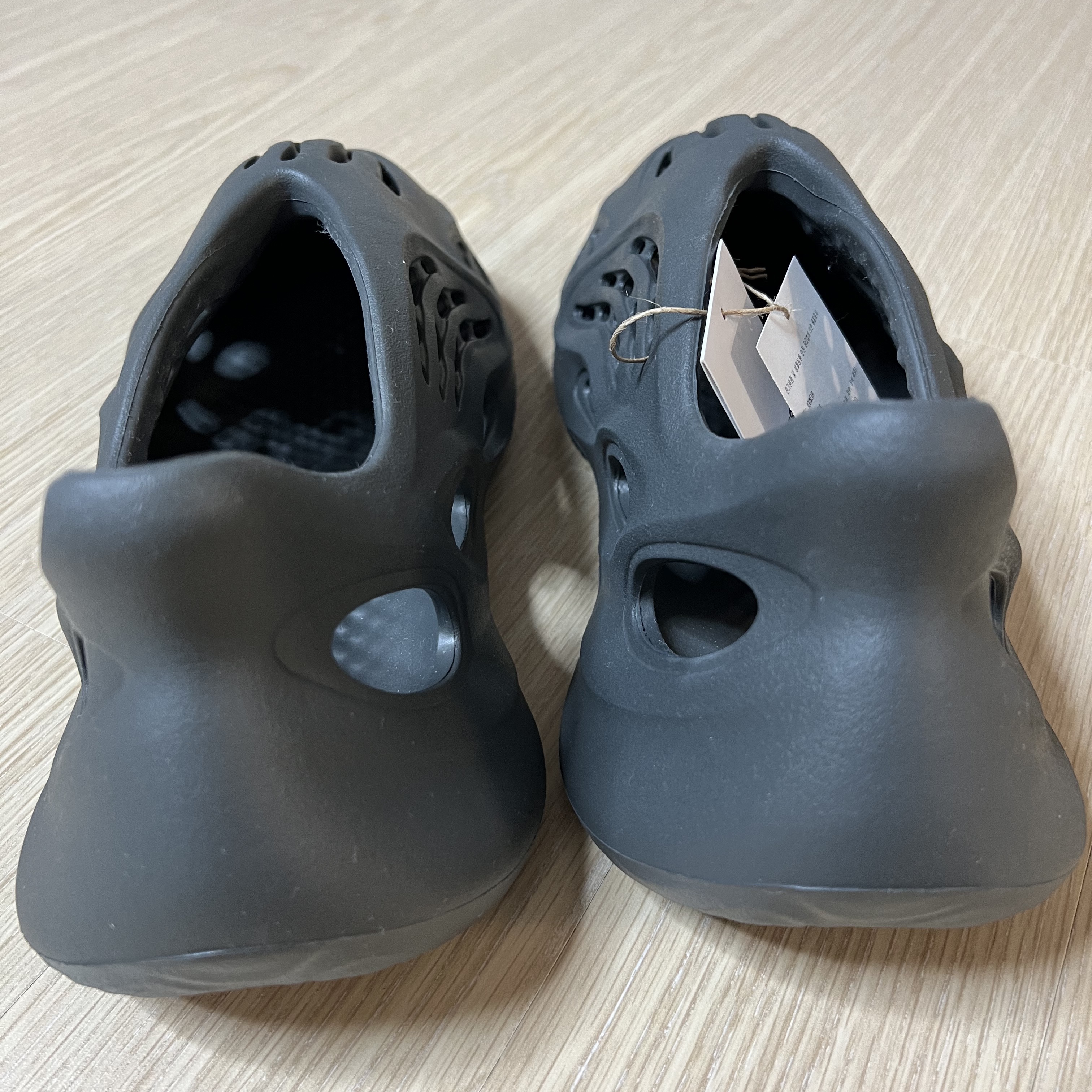 Adidas Yeezy Foam RNNR Carbon 착용 스타일 - 2