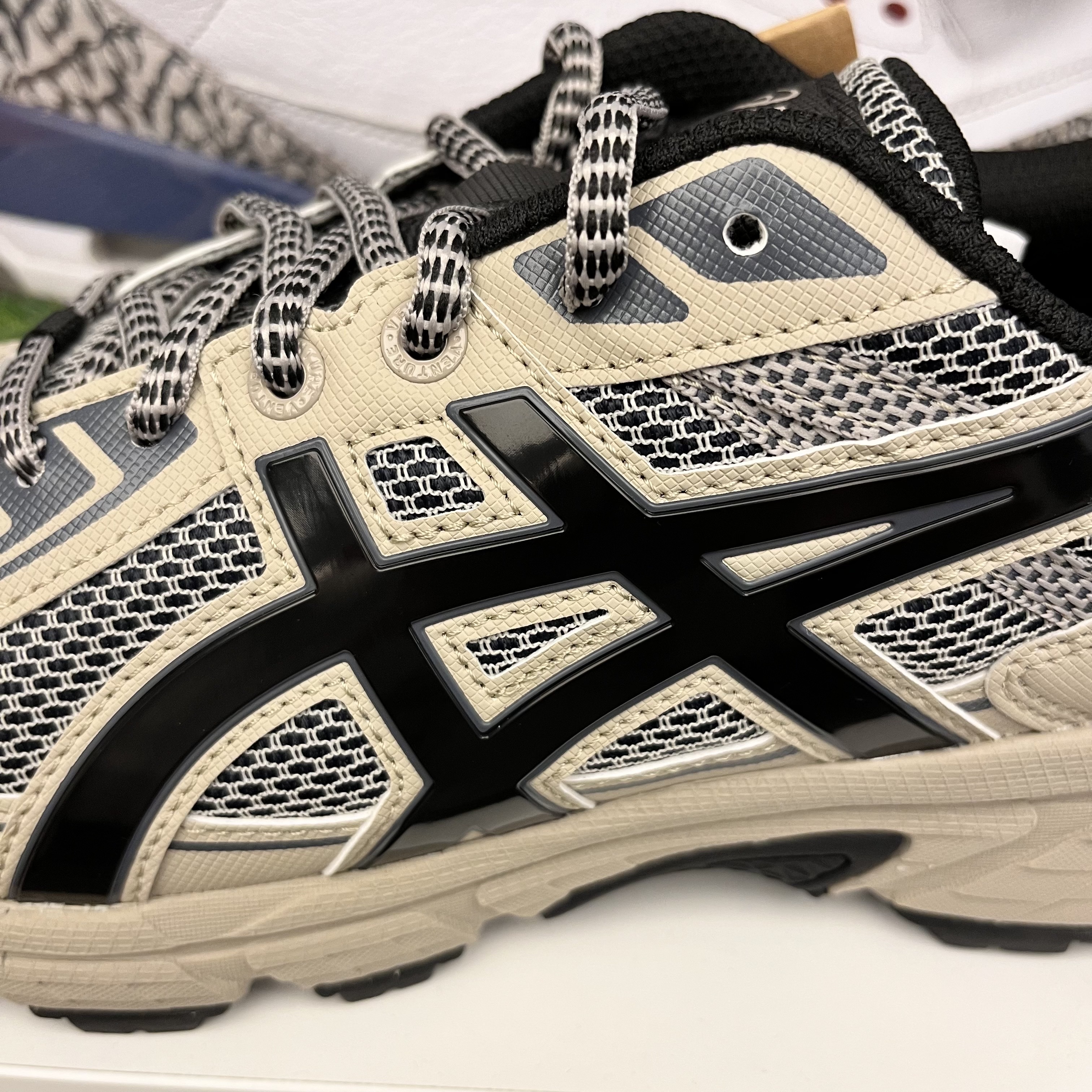 Asics Gel-Venture 6 Feather Grey Black 착용 스타일 - 1