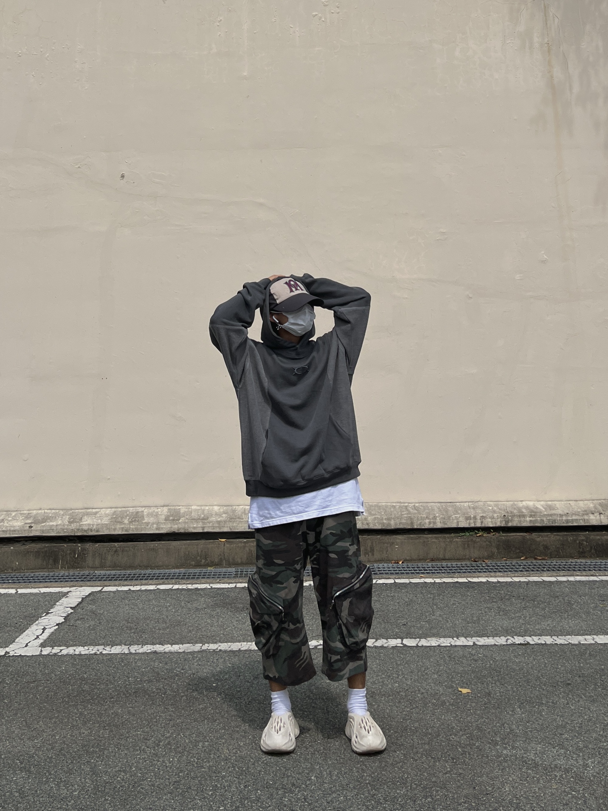 Adidas Yeezy Foam RNNR Sand 착용 스타일 - 3