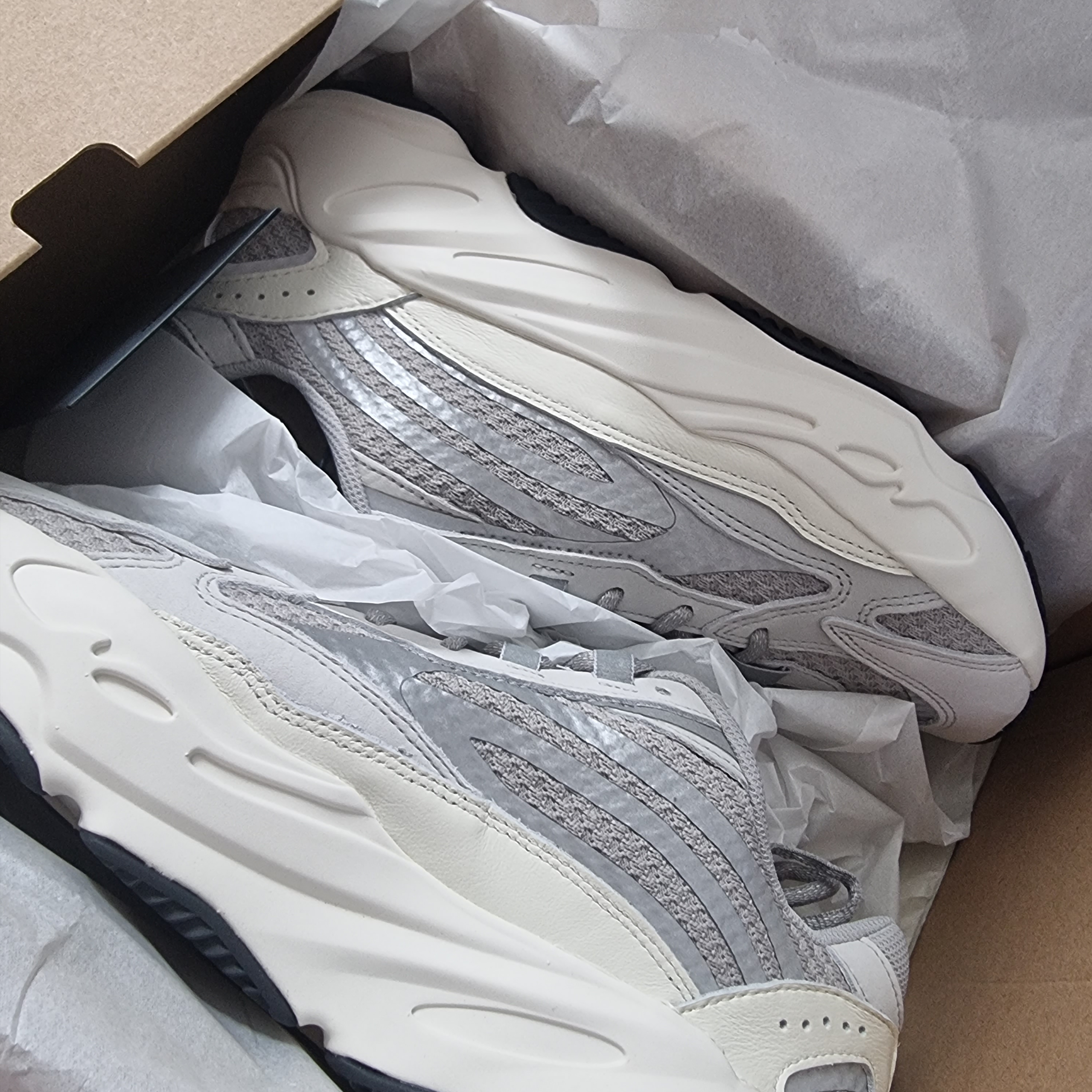 Adidas Yeezy Boost 700 V2 Static 2022 착용 스타일