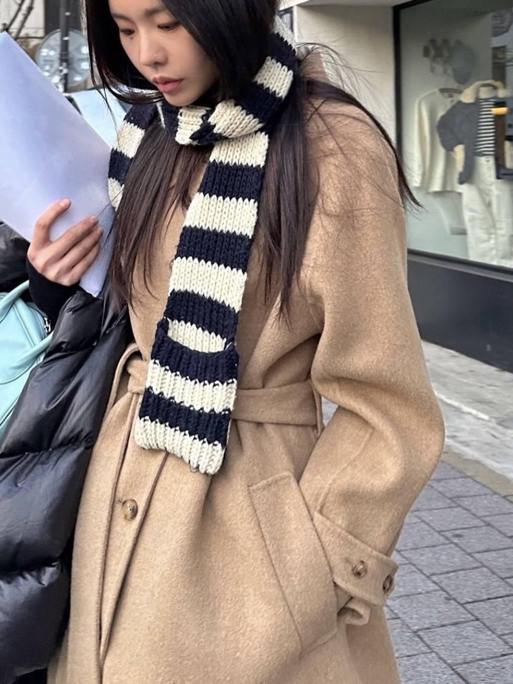 Open Yy Stripe Pocket Scarf Navy Cream, Open Yy Stripe Pocket Scarf Black Ivory 착용 스타일
