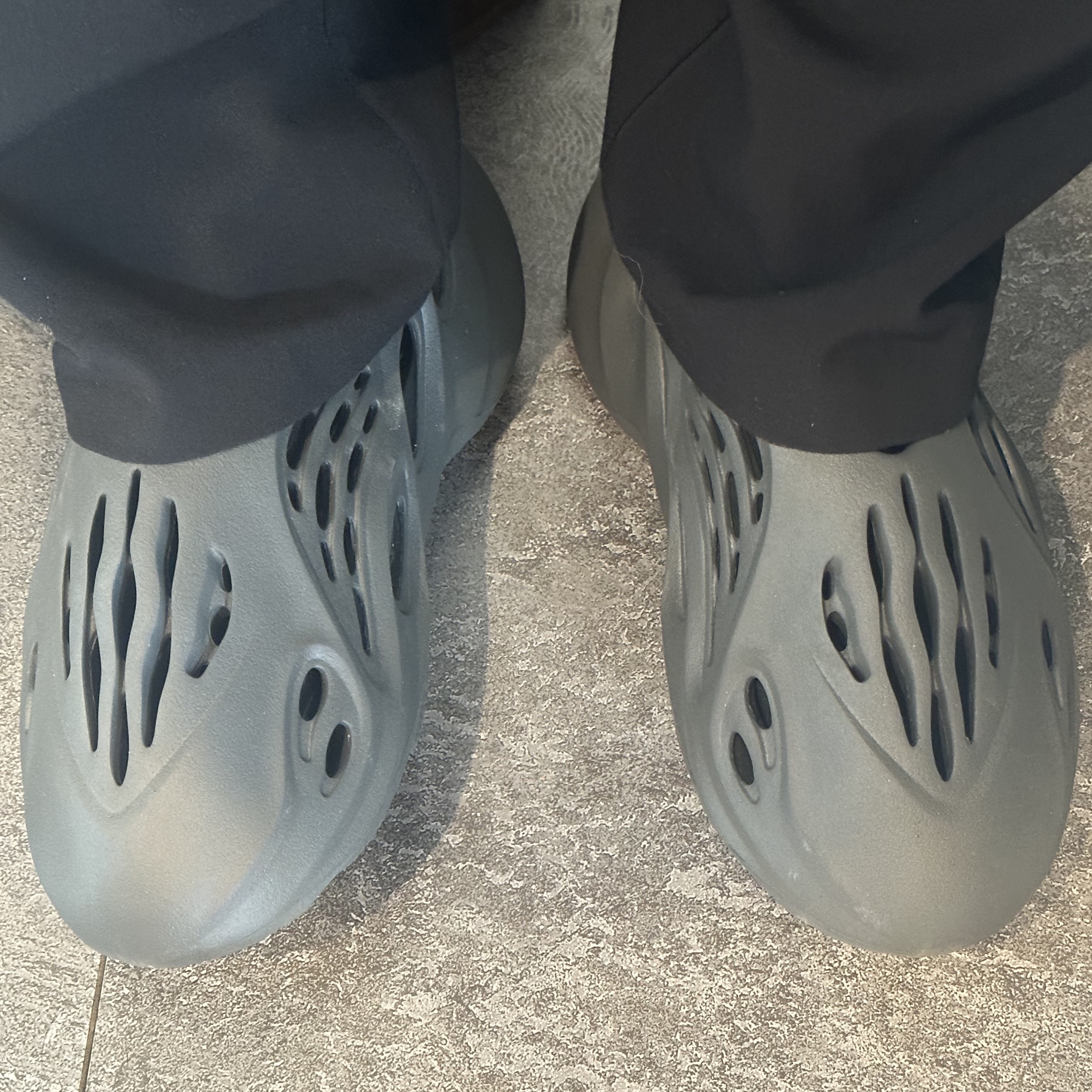 Adidas Yeezy Foam RNNR Carbon 착용 스타일