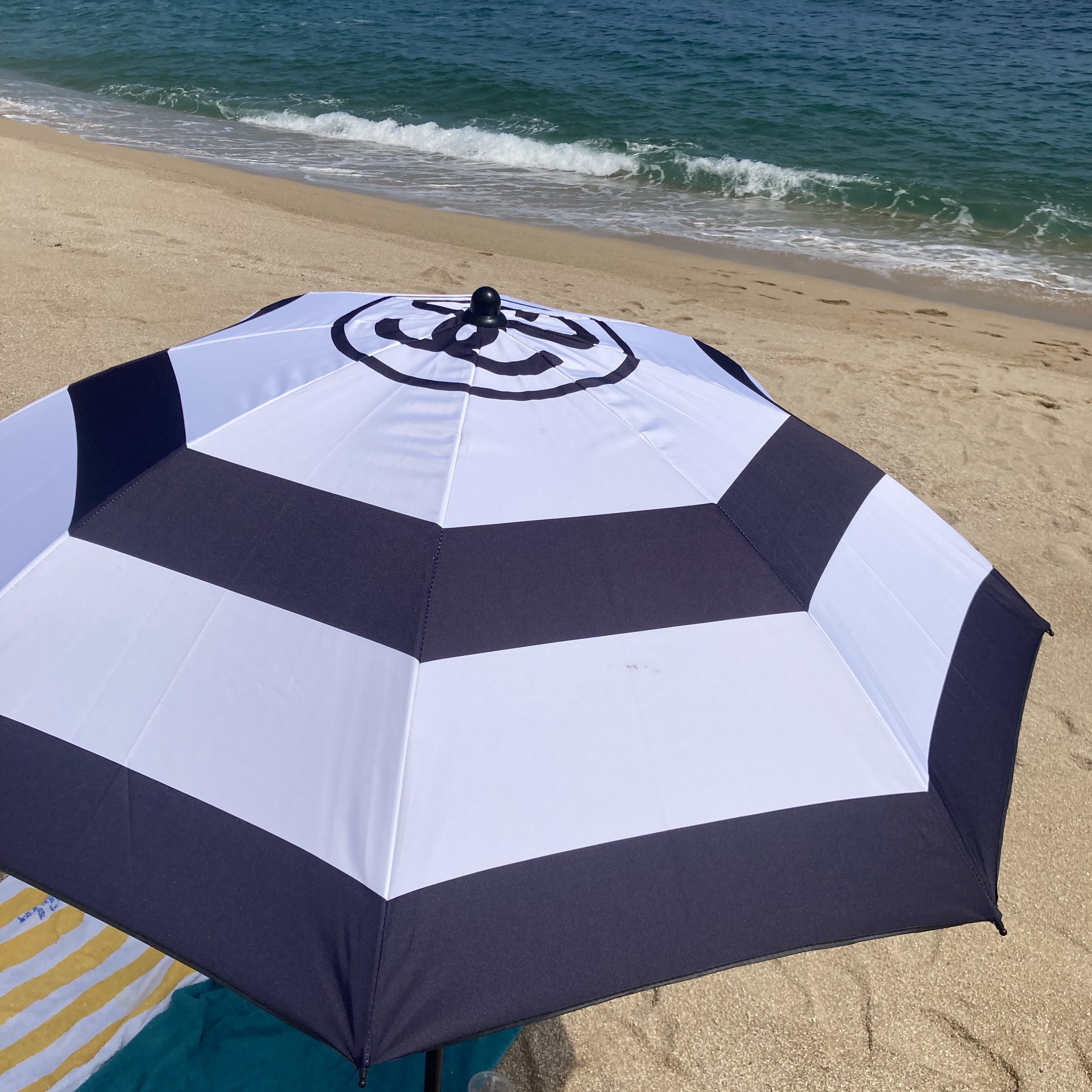 Stussy Beach Umbrella Black White 착용 스타일 - 1