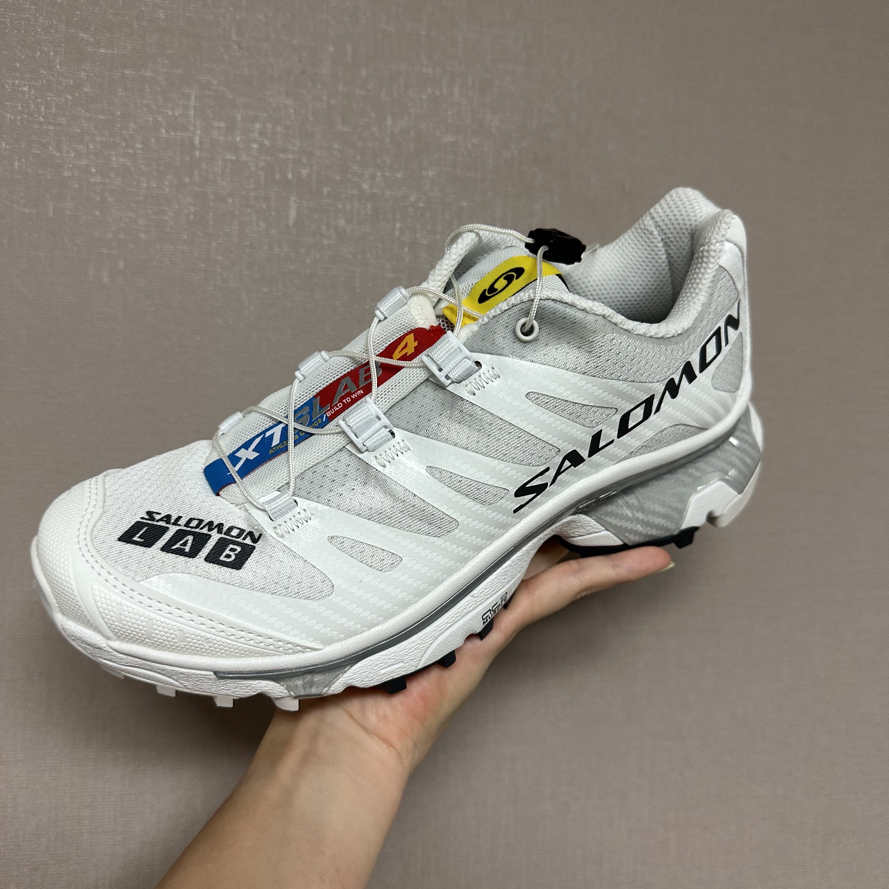 Salomon XT-4 White Lunar Rock 착용 스타일