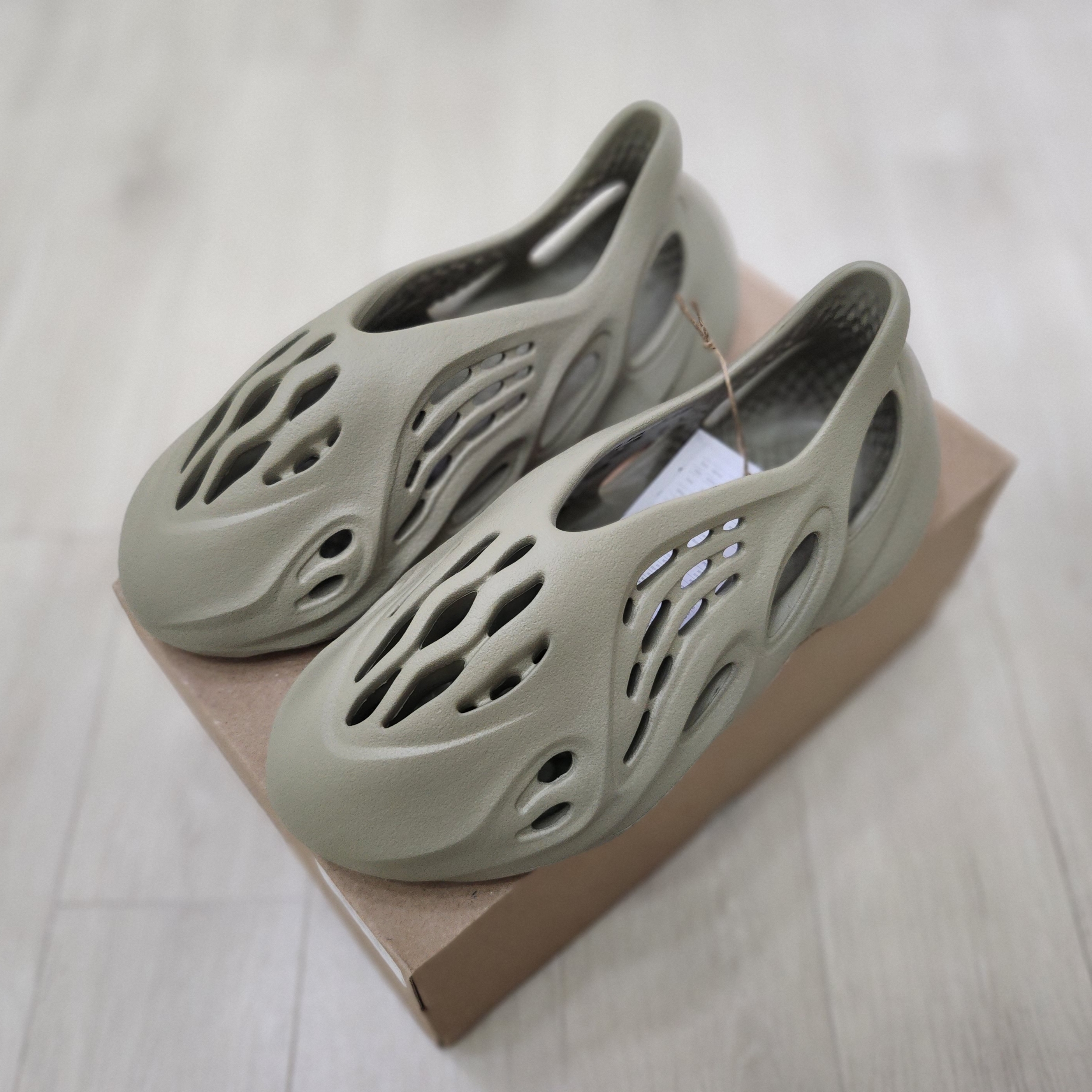 Adidas Yeezy Foam RNNR Stone Salt 착용 스타일 - 2
