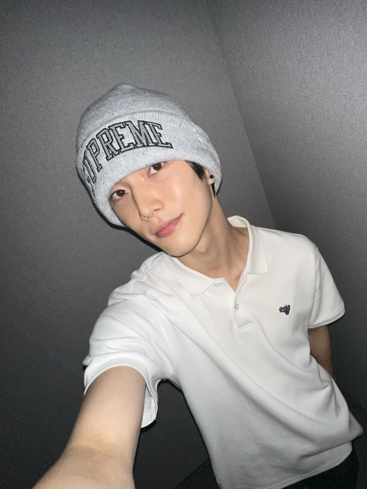 Supreme New Era Metallic Arc Beanie Grey - 23SS 착용 스타일
