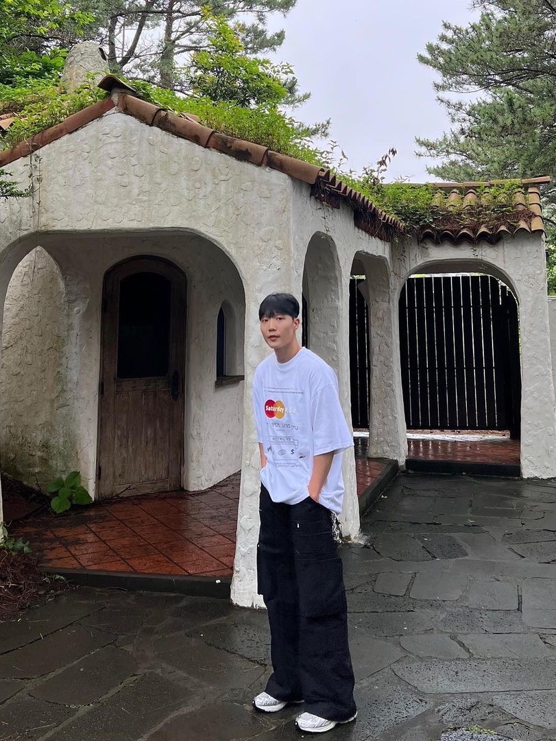 [KREAM 단독] STU Bank Embroidery Printing T-Shirt White, [KREAM 단독] STU Multi Panel Cargo Pants Black 착용 스타일