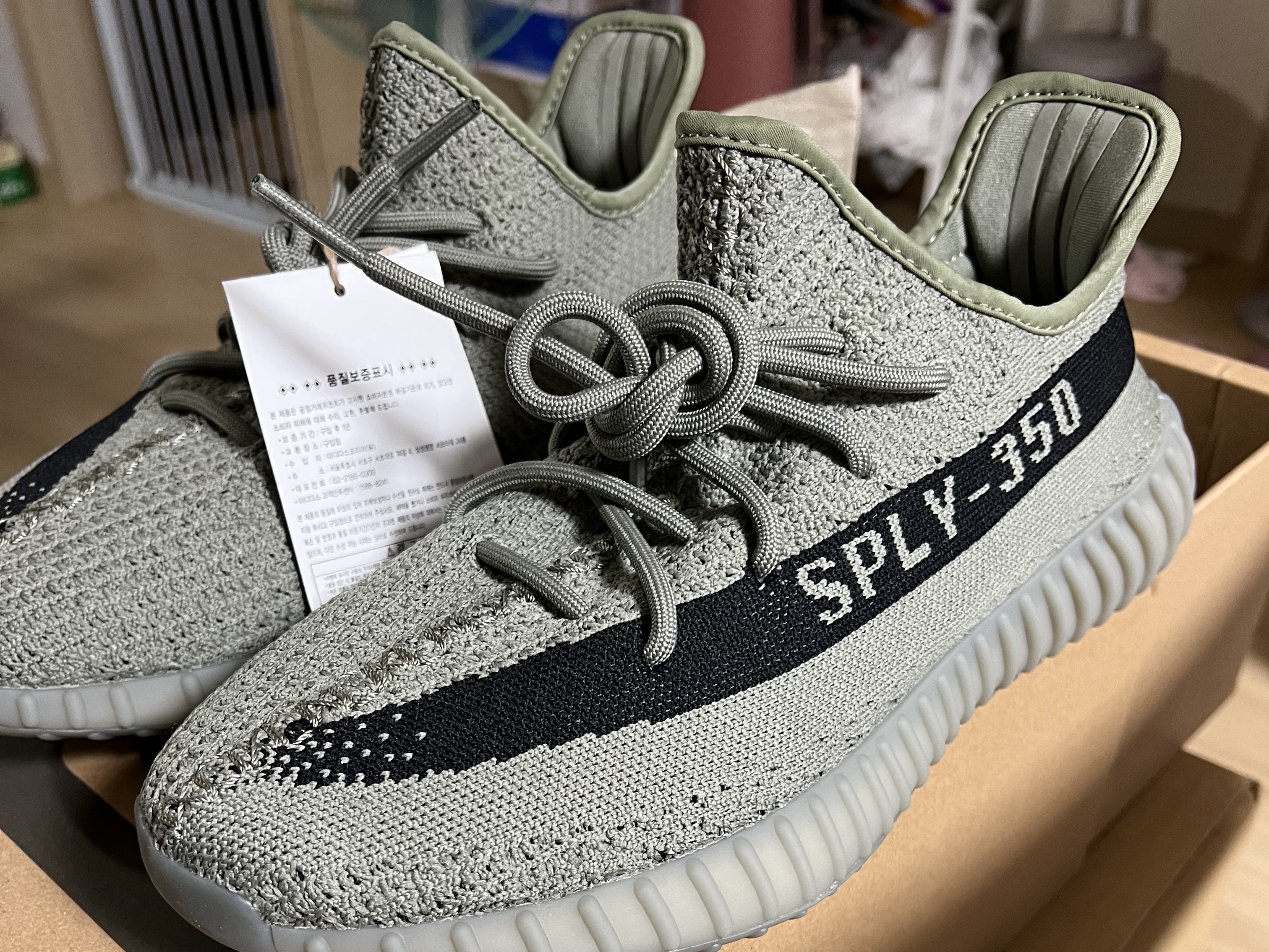 Adidas Yeezy Boost 350 V2 Granite Core Black 착용 스타일