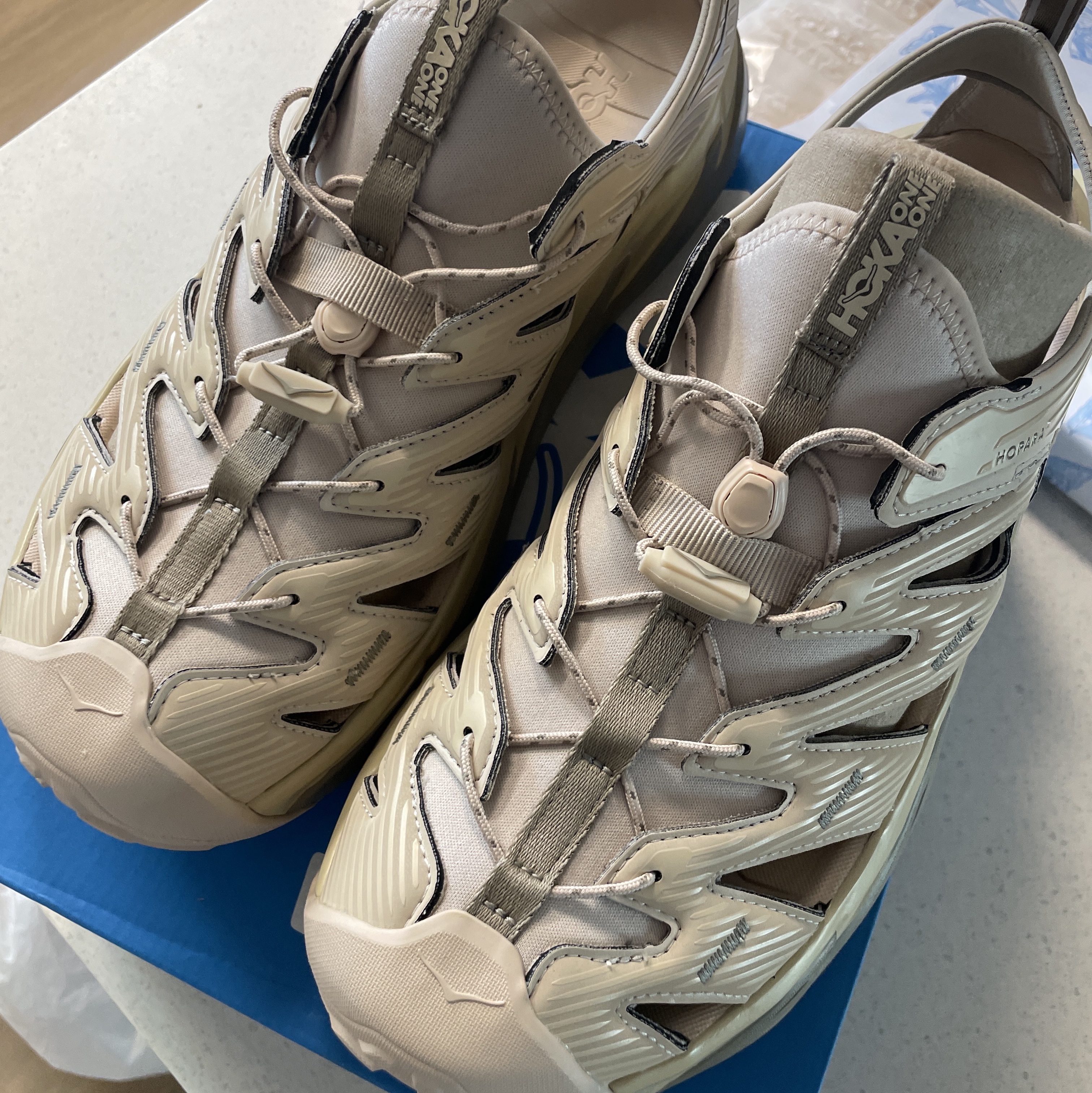 Hoka Hopara Shifting Sand Dune 착용 스타일 - 1