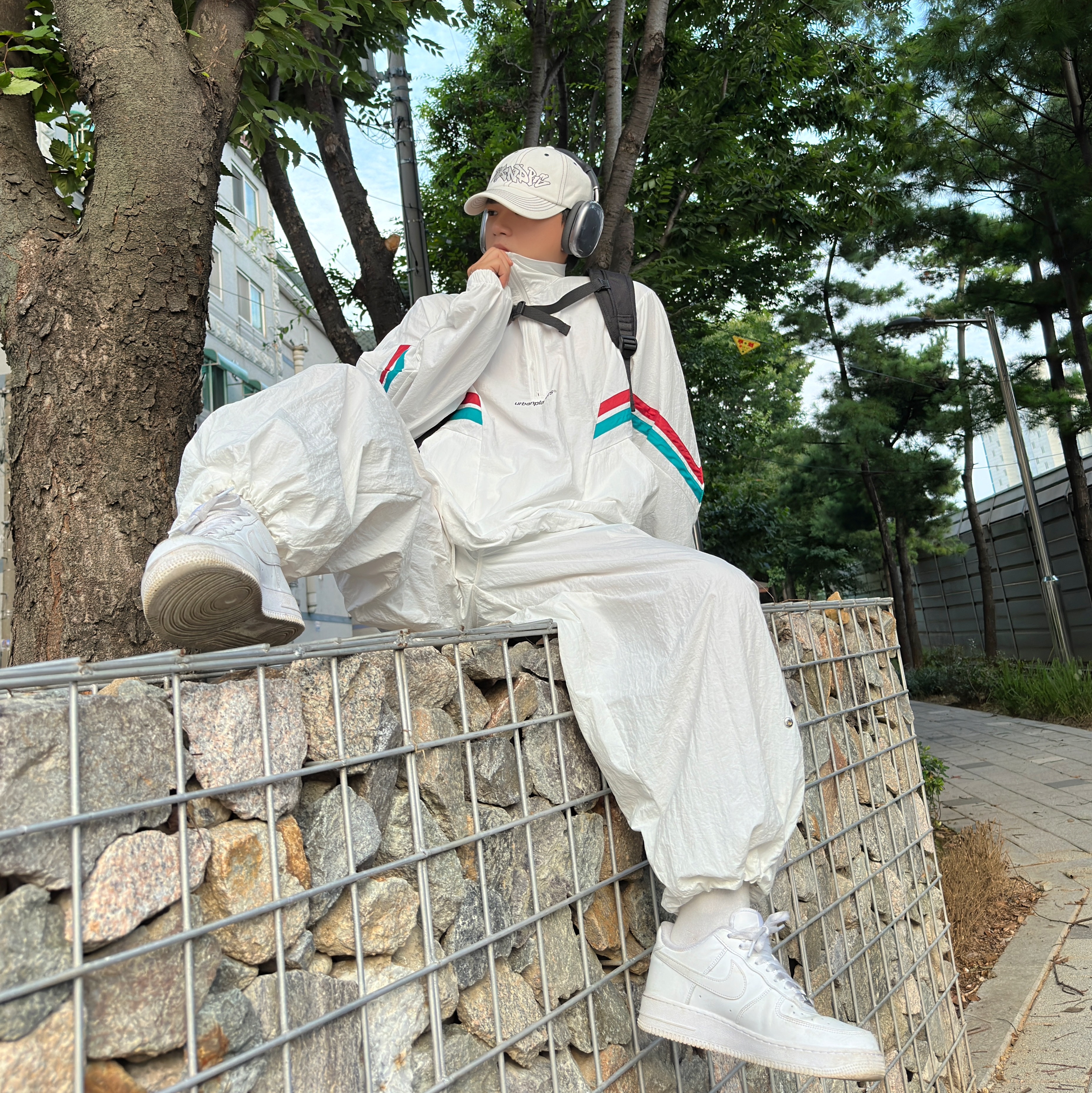 Nike Air Force 1 '07 Low White, Apple AirPods Max Lightning Space Gray (Korean Ver.) 착용 스타일 - 1