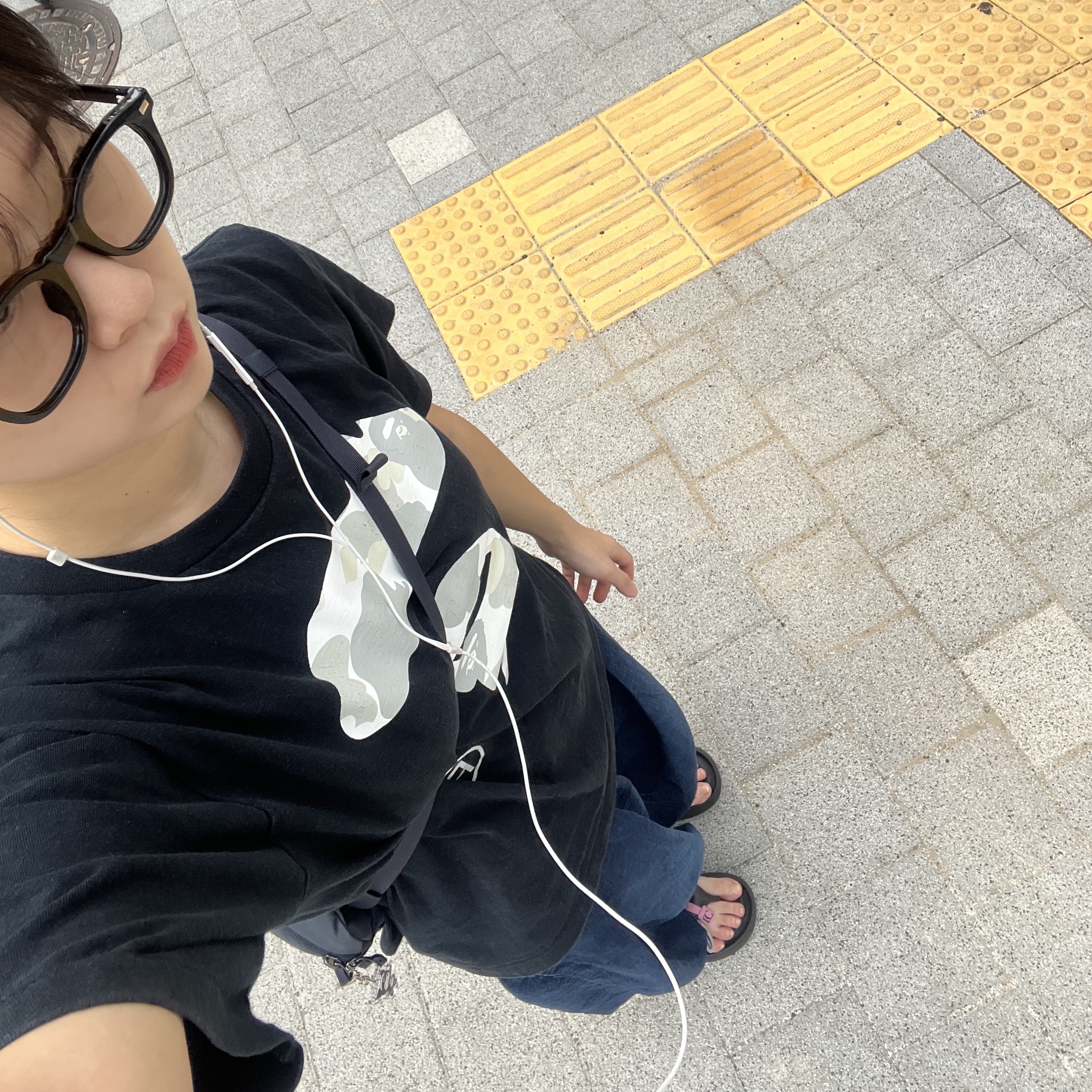 Zara x Ader Error Wide Leg Jeans Blue, Taw&Toe x Low Classic Platform Flip Flop Black 착용 스타일 - 4