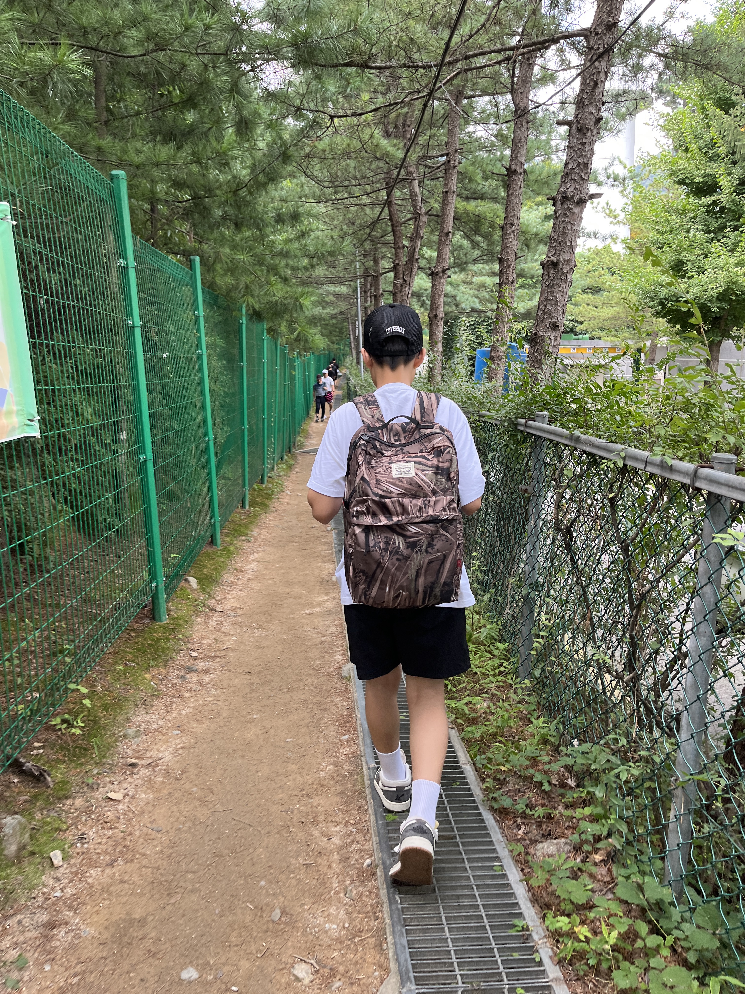 COS Quilted Mini Bag Pink, Adidas Yeezy Slide Azure 착용 스타일 - 2