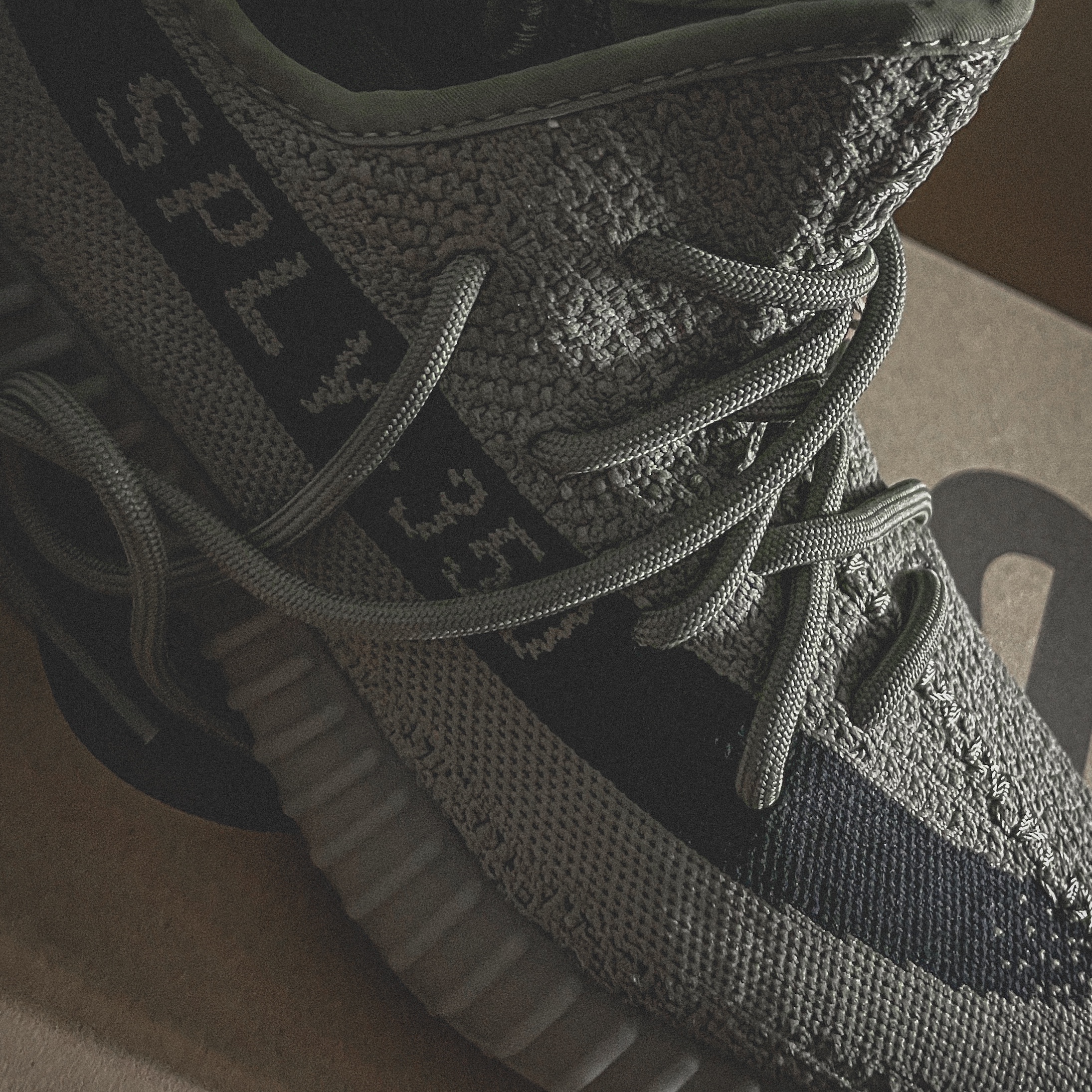 Adidas Yeezy Boost 350 V2 Granite Core Black 착용 스타일