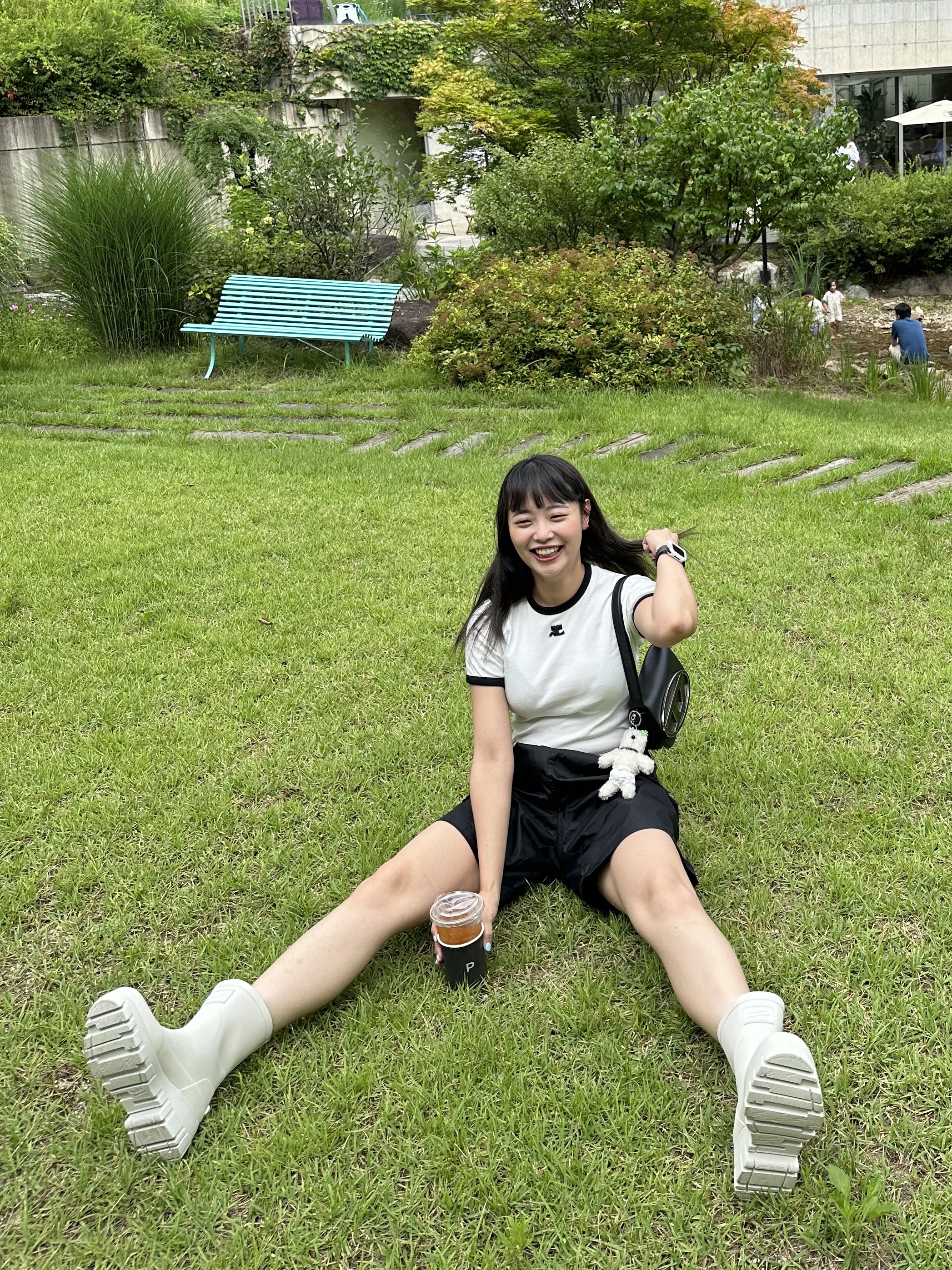 (W) Courreges Reedition Bumpy Contrast T-Shirt Heritage White Black, (W) Rockfishweatherwear Flatform Middle Rain Boots Cream 착용 스타일 - 4