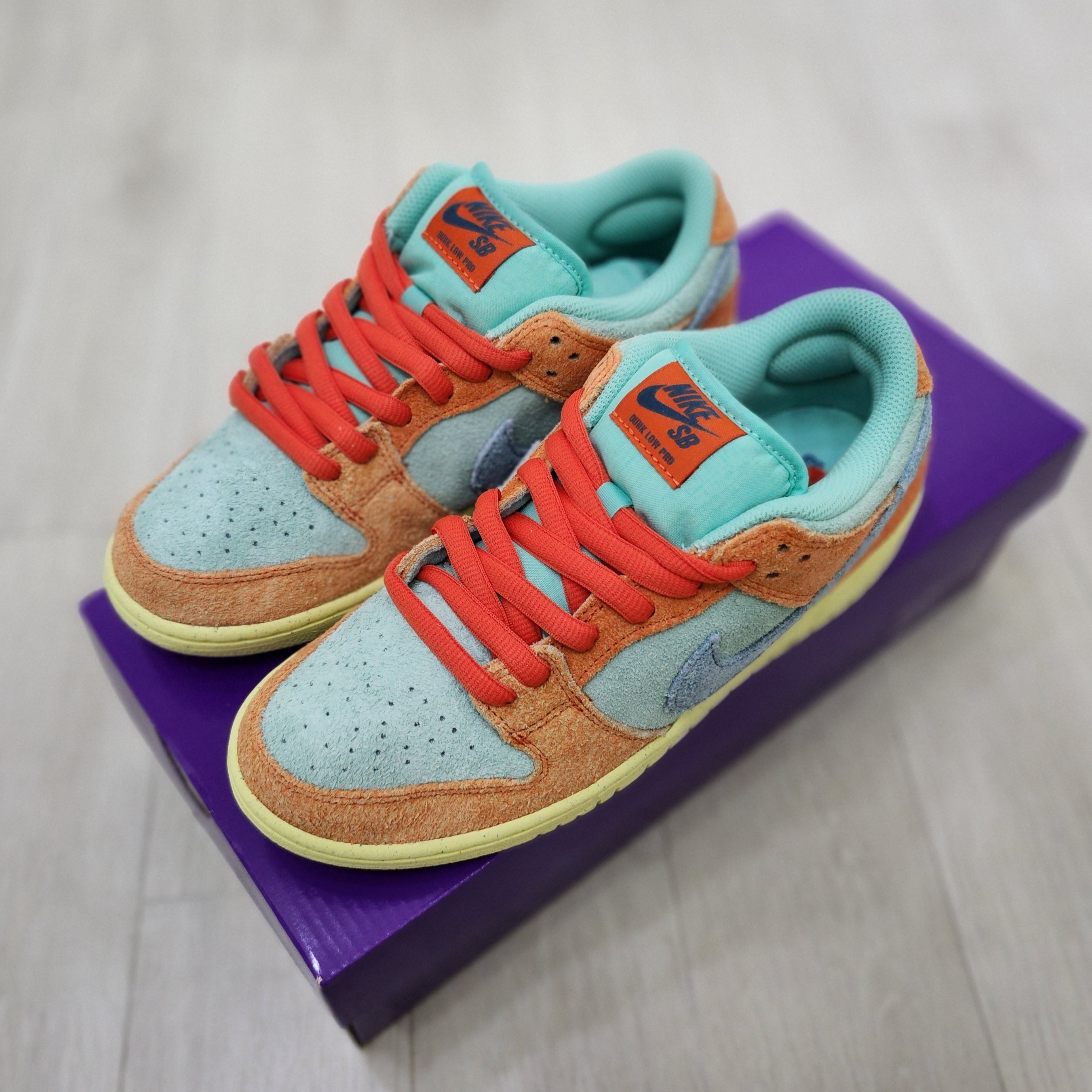 Nike SB Dunk Low Pro Premium Orange and Emerald Rise 착용 스타일 - 2