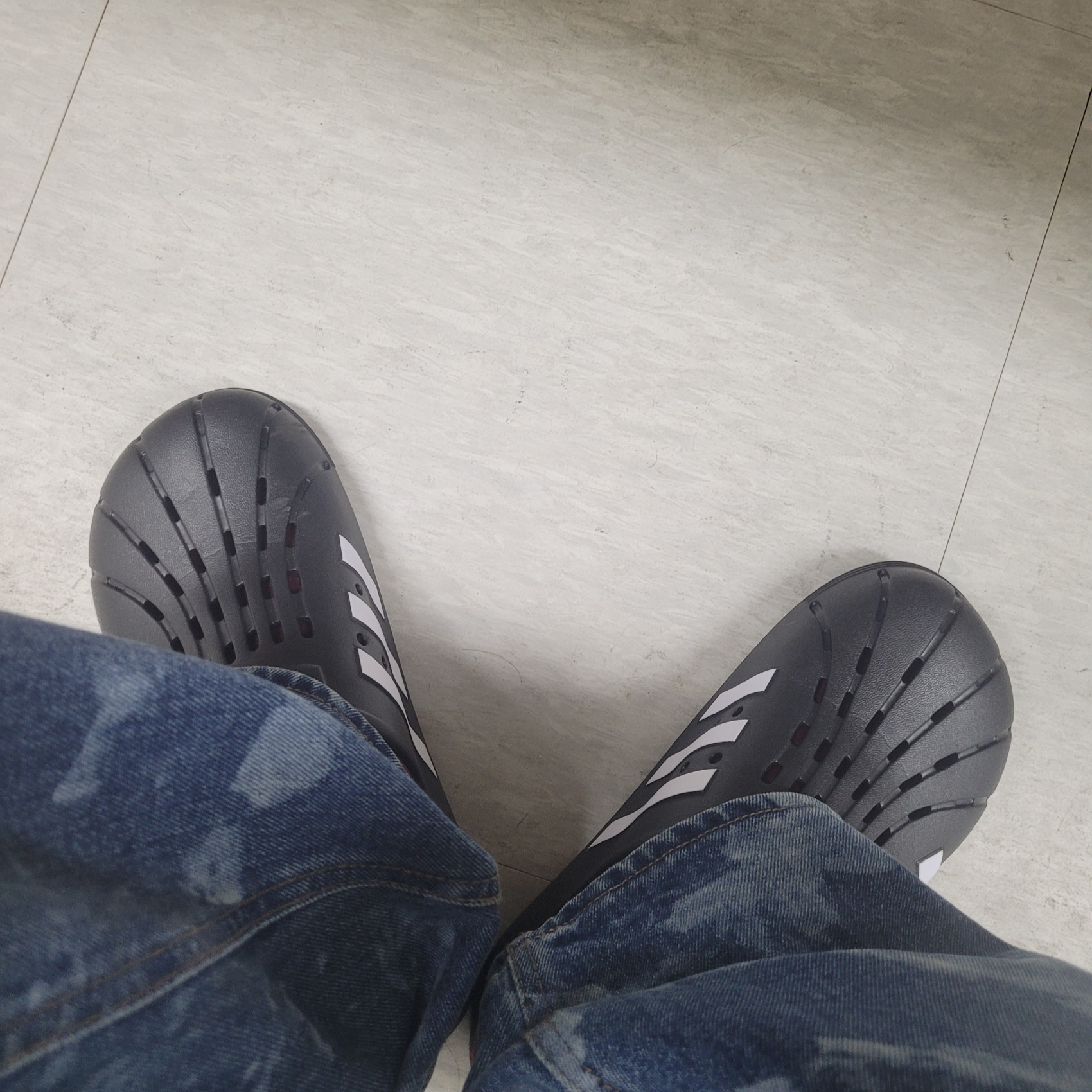 Adidas Adilette Clog Black White 착용 스타일