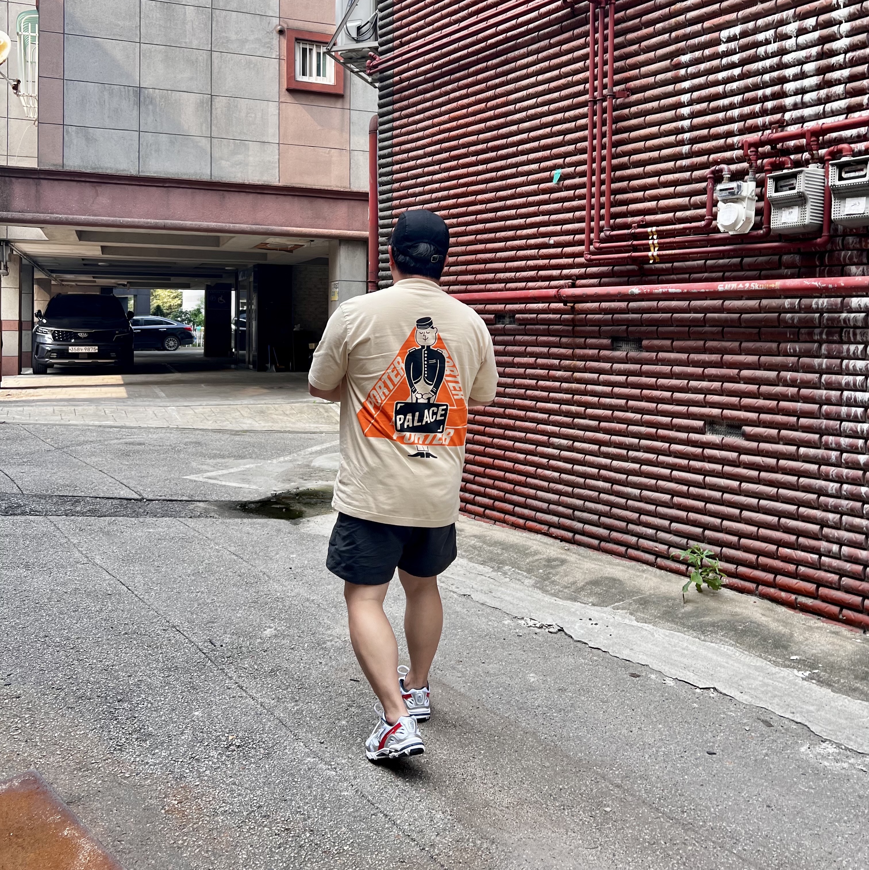 Palace x Porter Tri-Ferg Bell Boy T-Shirt Sand, Supreme Washed Chino Twill Camp Cap Black 착용 스타일