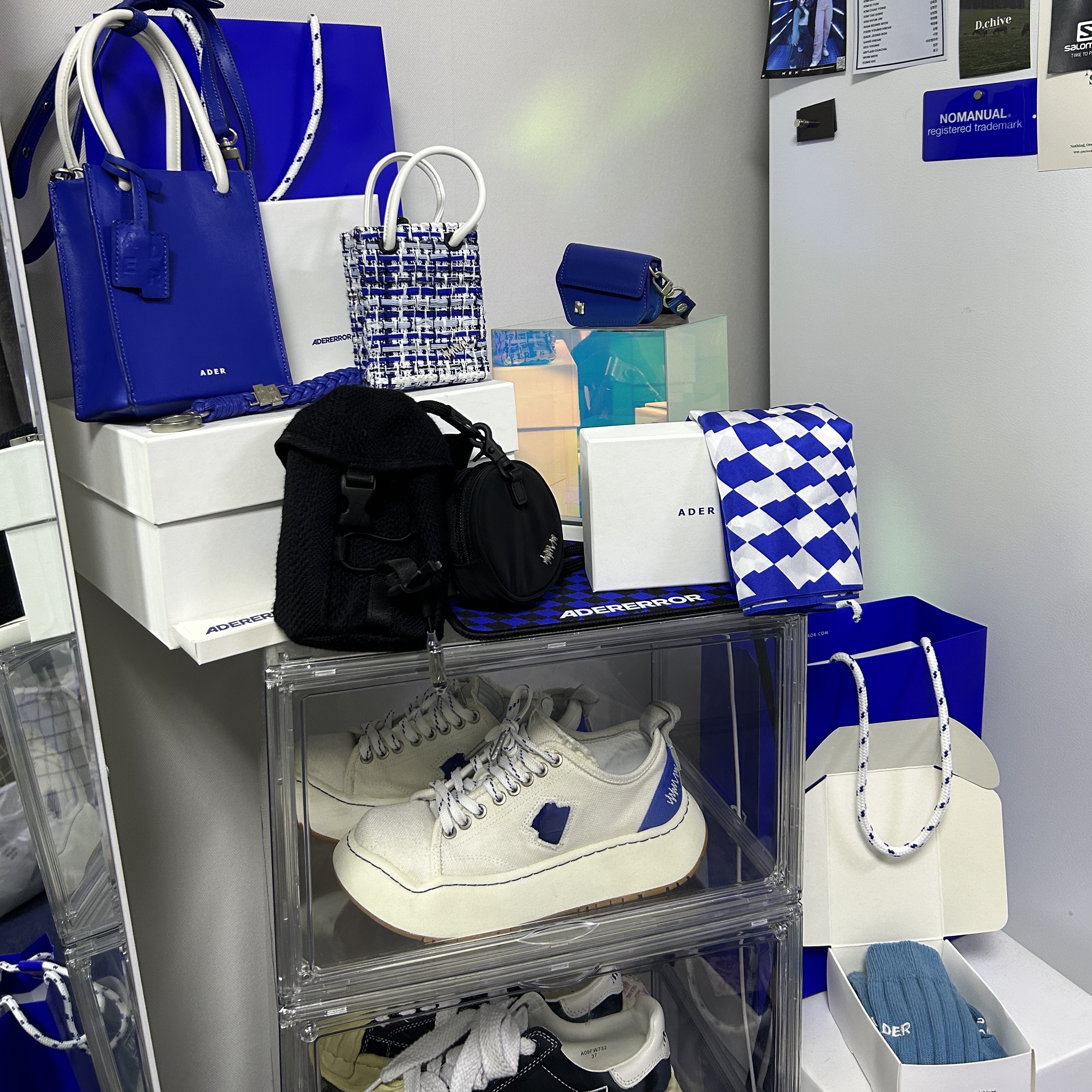 Ader Error Prato AirPods Pouch Z-Blue, Ader Error Log; Canv White 착용 스타일 - 3