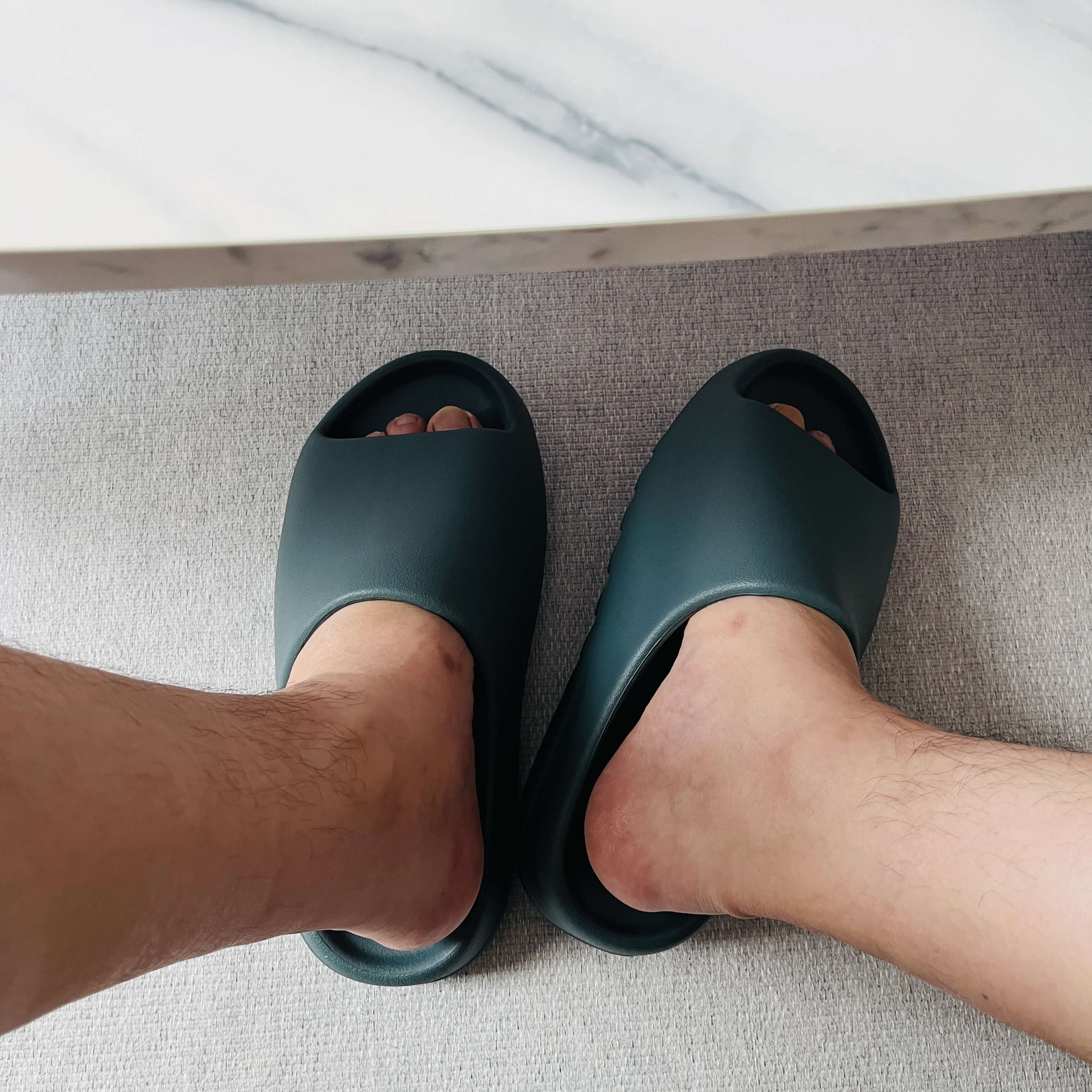 Adidas Yeezy Slide Slate Marine 착용 스타일 - 5