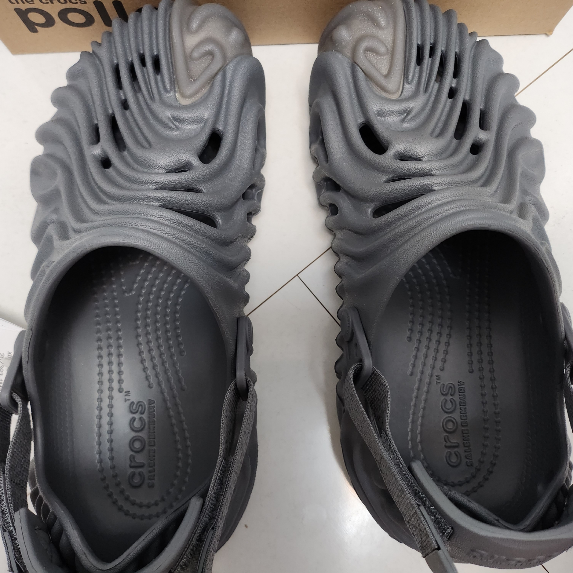 Crocs x Salehe Bembury Pollex Clog Niagara 착용 스타일 - 2