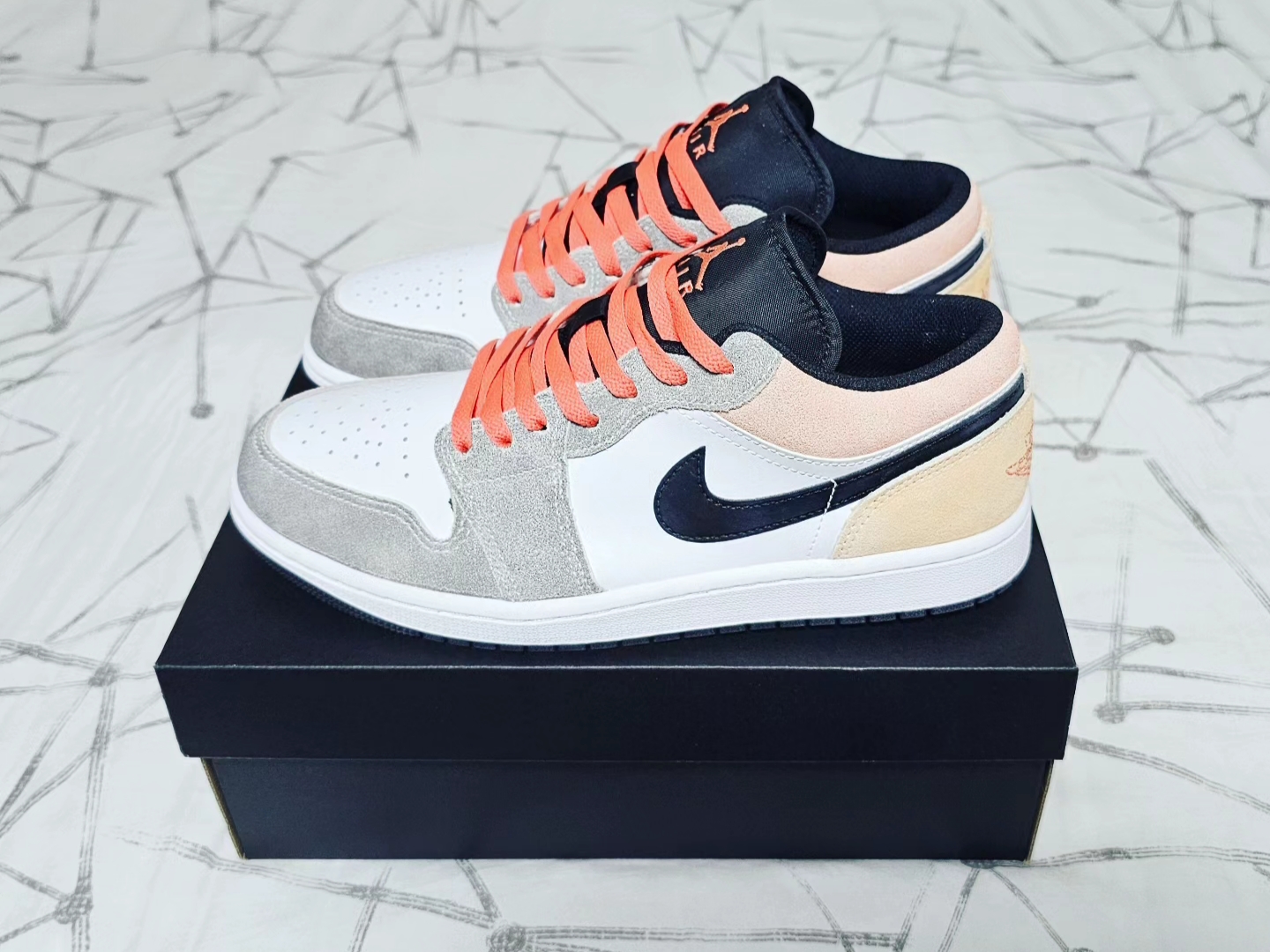 Jordan 1 Low SE Flight Club 착용 스타일 - 2