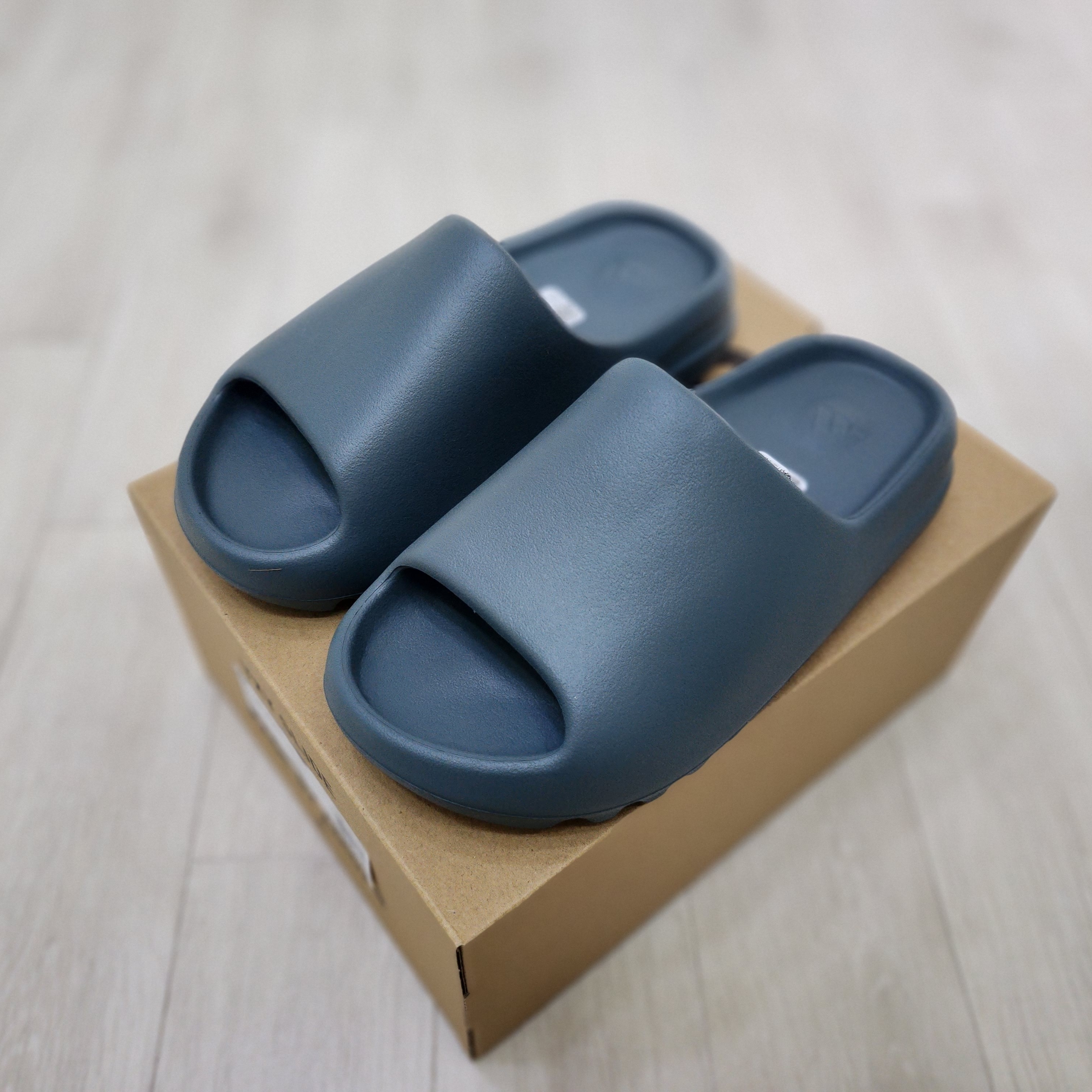 Adidas Yeezy Slide Slate Marine 착용 스타일 - 2