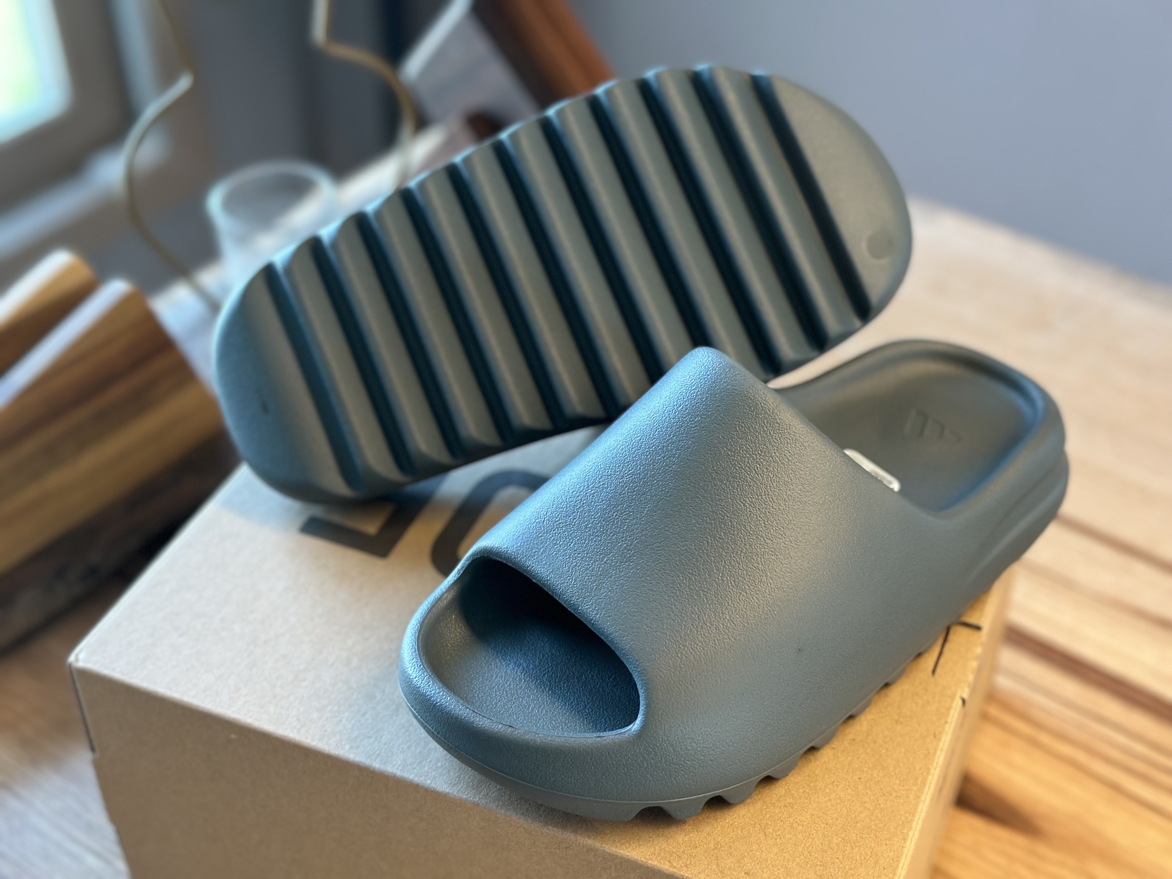Adidas Yeezy Slide Slate Marine 착용 스타일 - 3